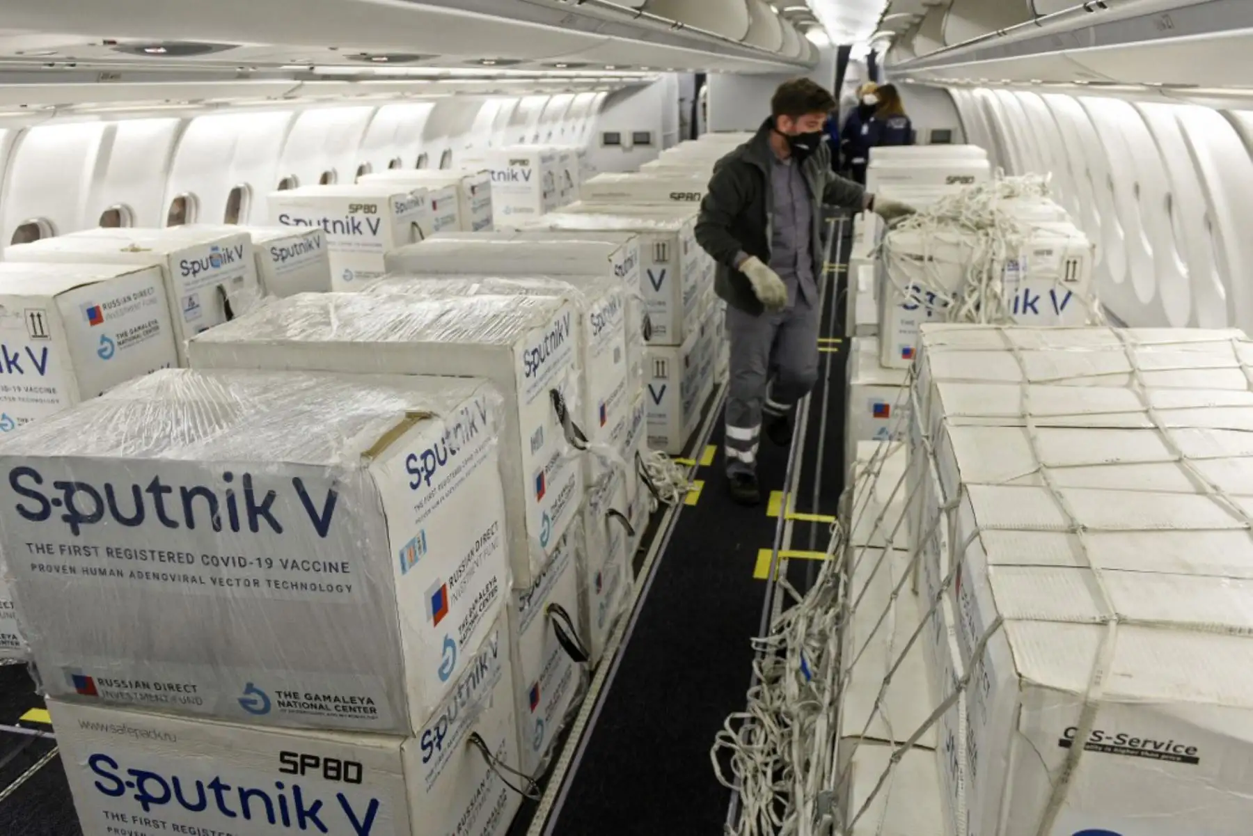 Contenedores con parte de un envío 609,965 vacuna rusa Sputnik V COVID-19.

Foto: AFP