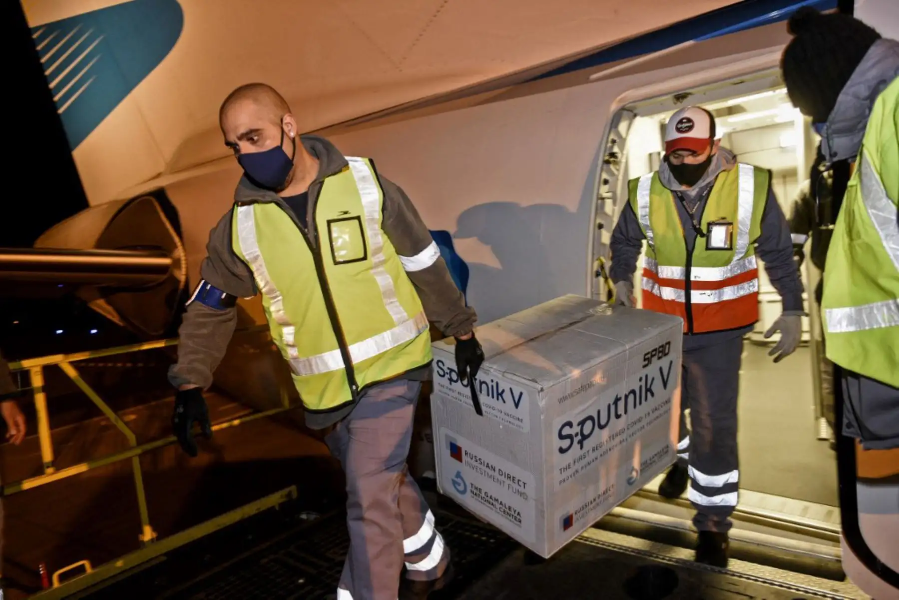 Contenedores con parte de un envío 609,965 vacuna rusa Sputnik V COVID-19.

Foto: AFP