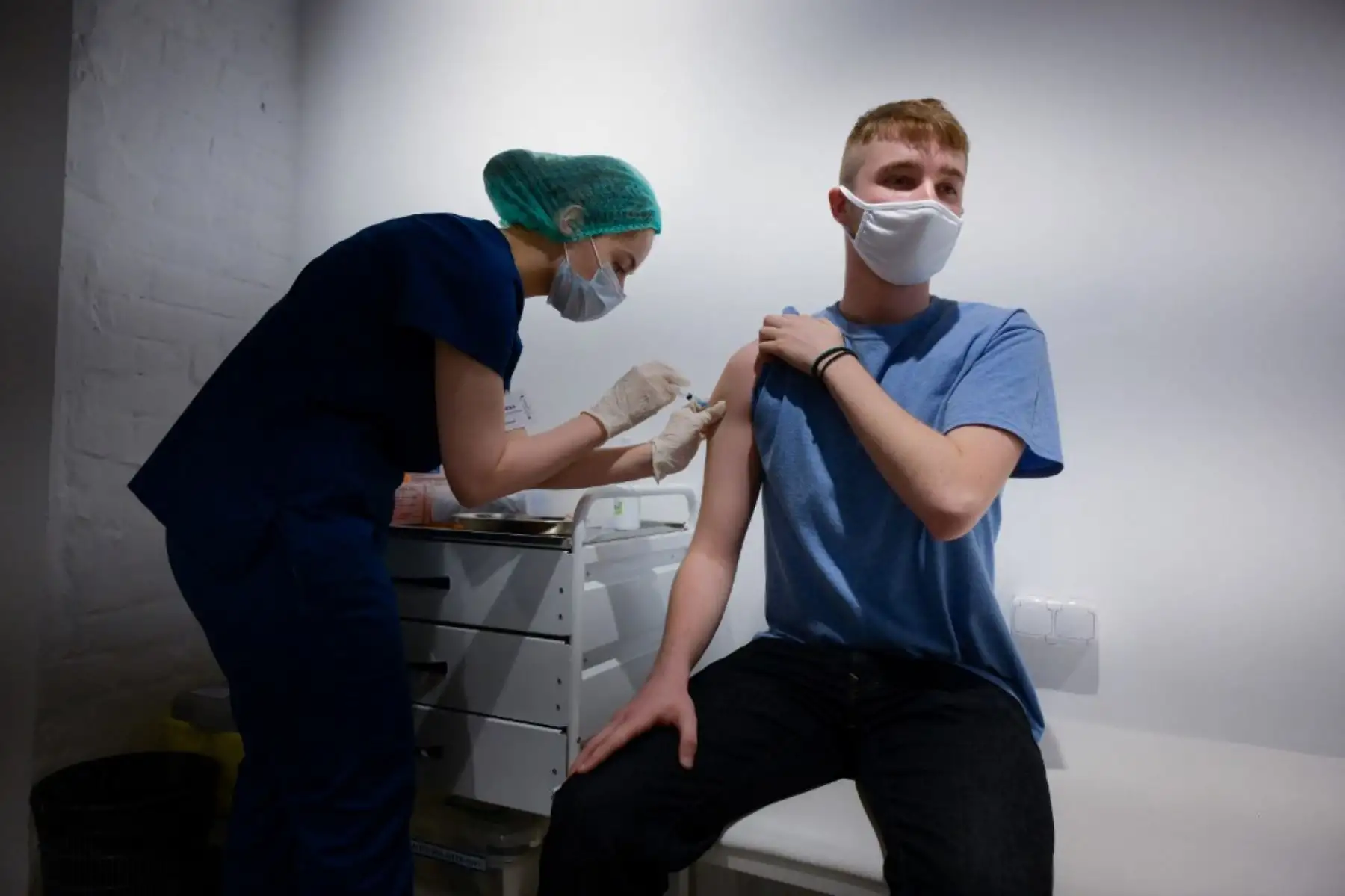 Un trabajador de la salud administra una dosis de la vacuna rusa Sputnik V Covid-19 a un paciente, en un centro de vacunación en Moscú.

Foto: AFP