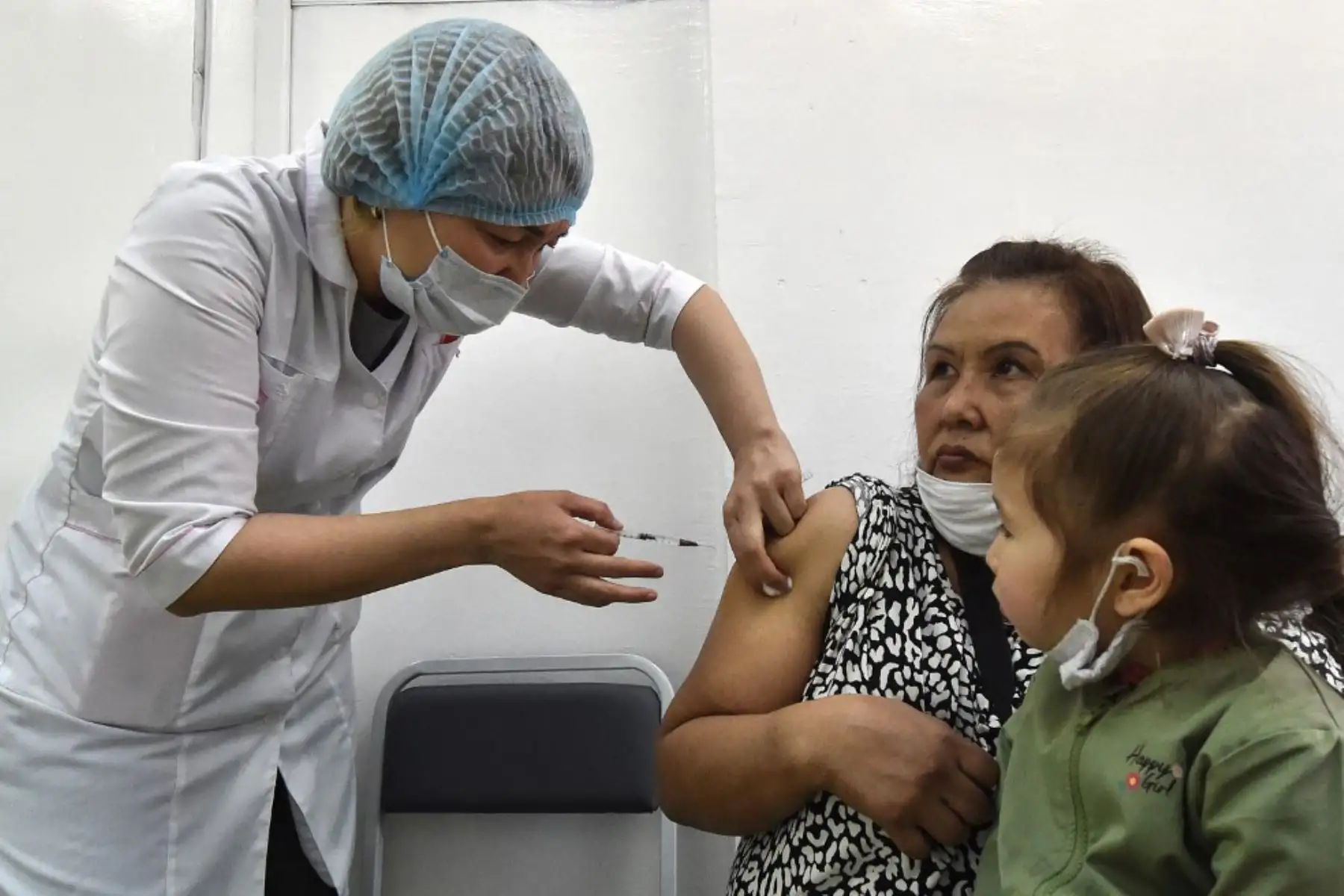 Un miembro del personal médico vacuna a un paciente con una dosis de la vacuna rusa Sputnik V Covid-19.

Foto: AFP