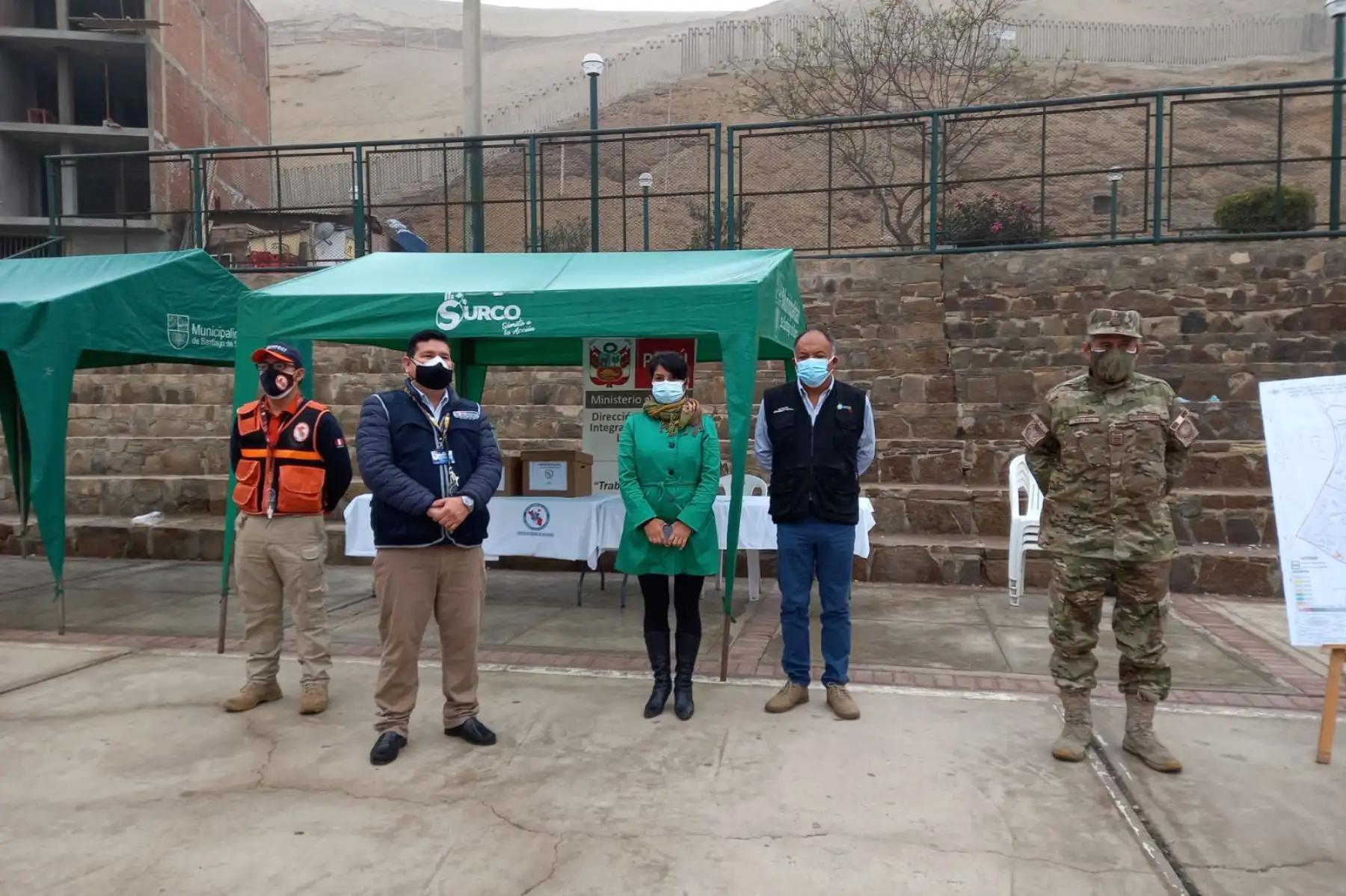 Esta mañana equipos de intervención rápida de la Diris Lima Sur visitan casa  por casa a vecinos vulnerables de la Urb. Los Precursores y Viñedos en el distrito de Santiago de Surco. Foto: ANDINA/@DIRISLimaSur