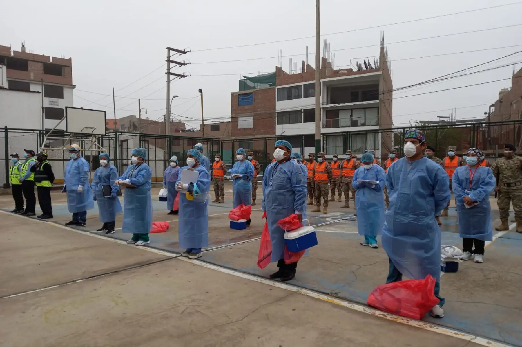 Esta mañana equipos de intervención rápida de la Diris Lima Sur visitan casa  por casa a vecinos vulnerables de la Urb. Los Precursores y Viñedos en el distrito de Santiago de Surco. Foto: ANDINA/@DIRISLimaSur