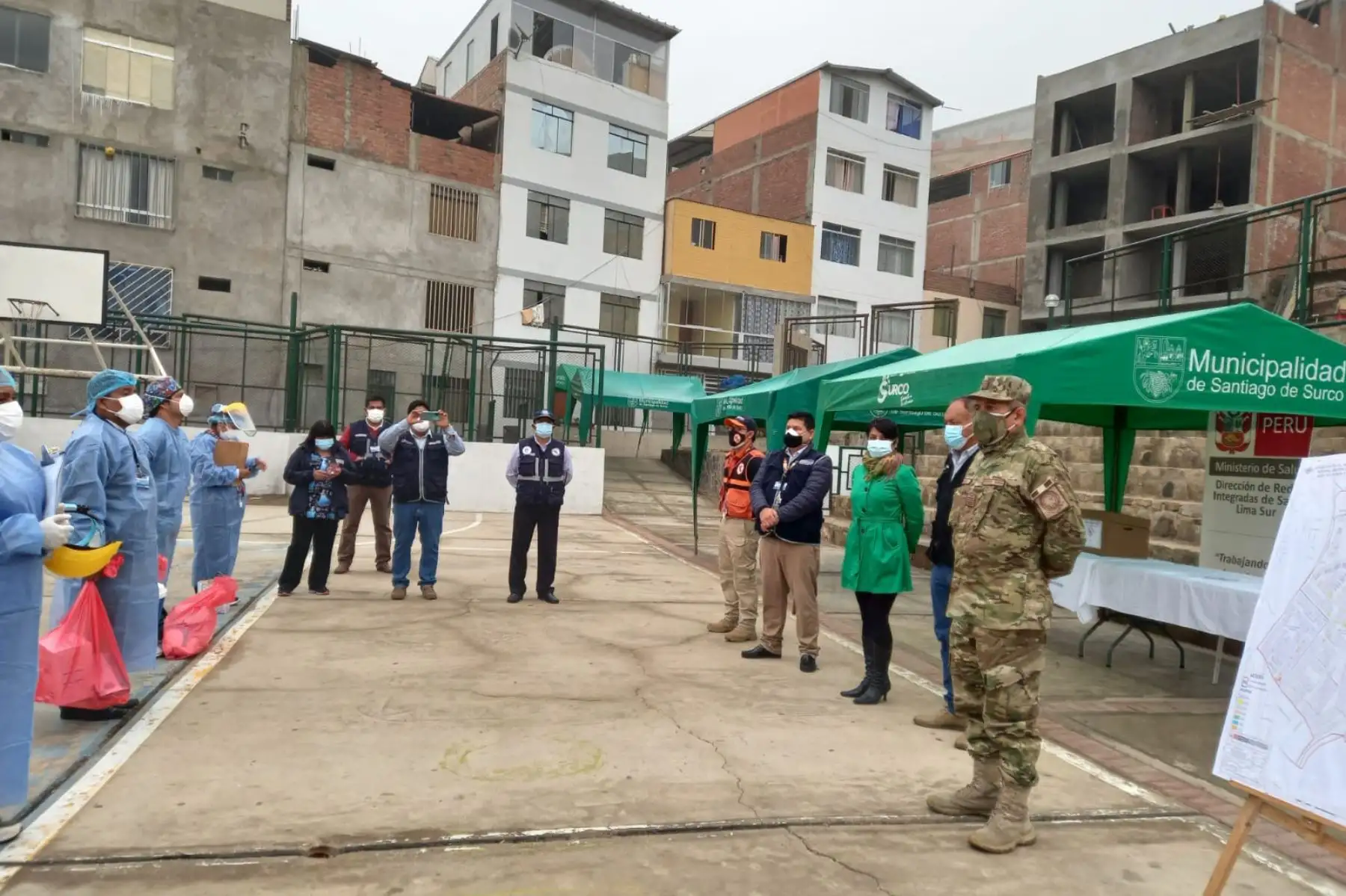 Esta mañana equipos de intervención rápida de la Diris Lima Sur visitan casa  por casa a vecinos vulnerables de la Urb. Los Precursores y Viñedos en el distrito de Santiago de Surco. Foto: ANDINA/@DIRISLimaSur