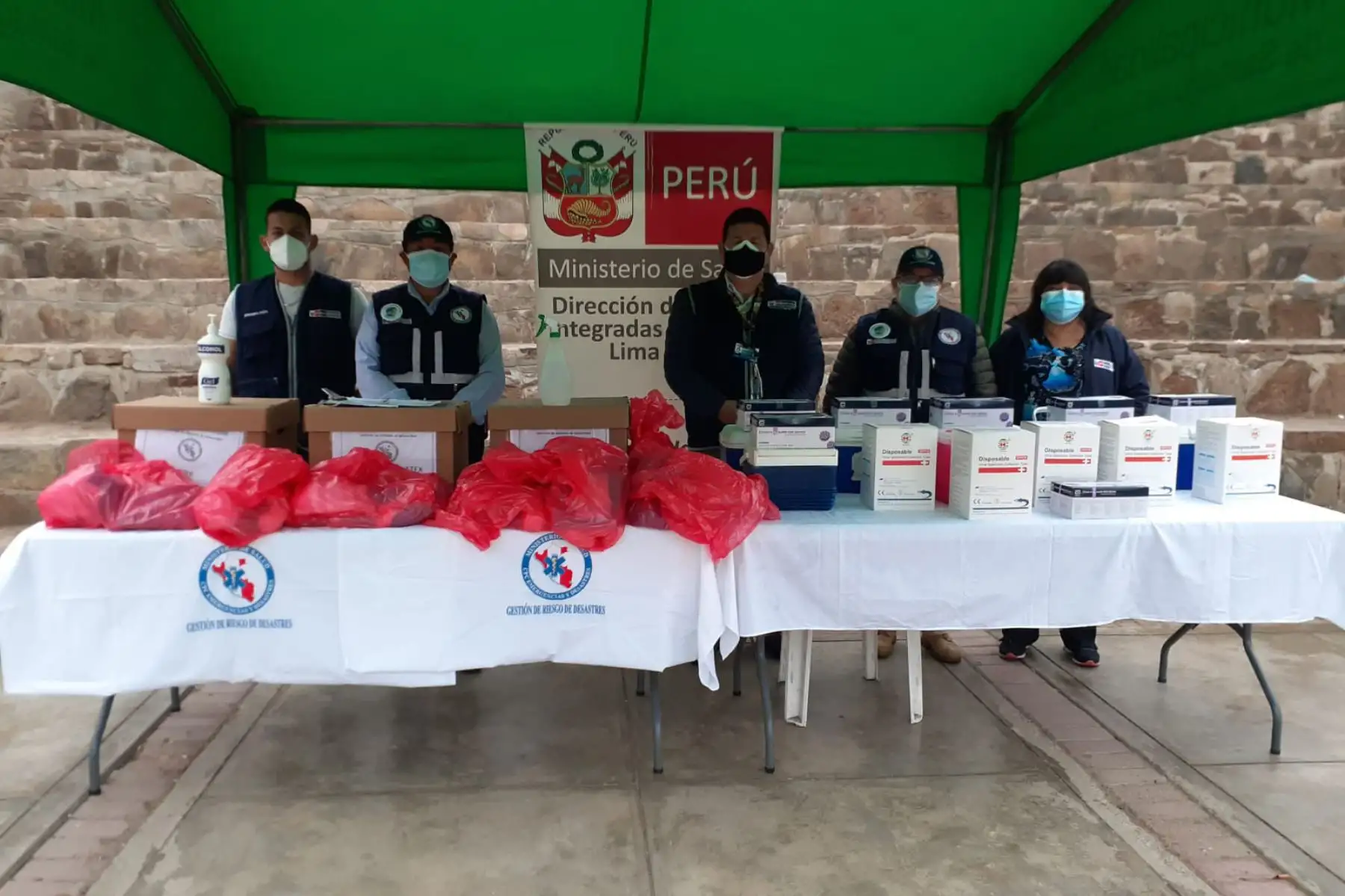 Esta mañana equipos de intervención rápida de la Diris Lima Sur visitan casa  por casa a vecinos vulnerables de la Urb. Los Precursores y Viñedos en el distrito de Santiago de Surco. Foto: ANDINA/@DIRISLimaSur