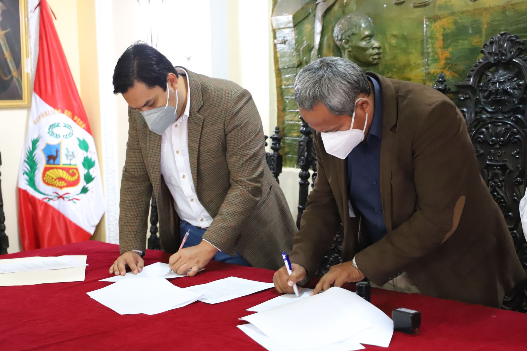 El alcalde de Lambayeque, Alex Rodríguez, y el gerente regional de Salud, Alipio Rivas, suscribieron acuerdo. Foto: ANDINA/difusión.
