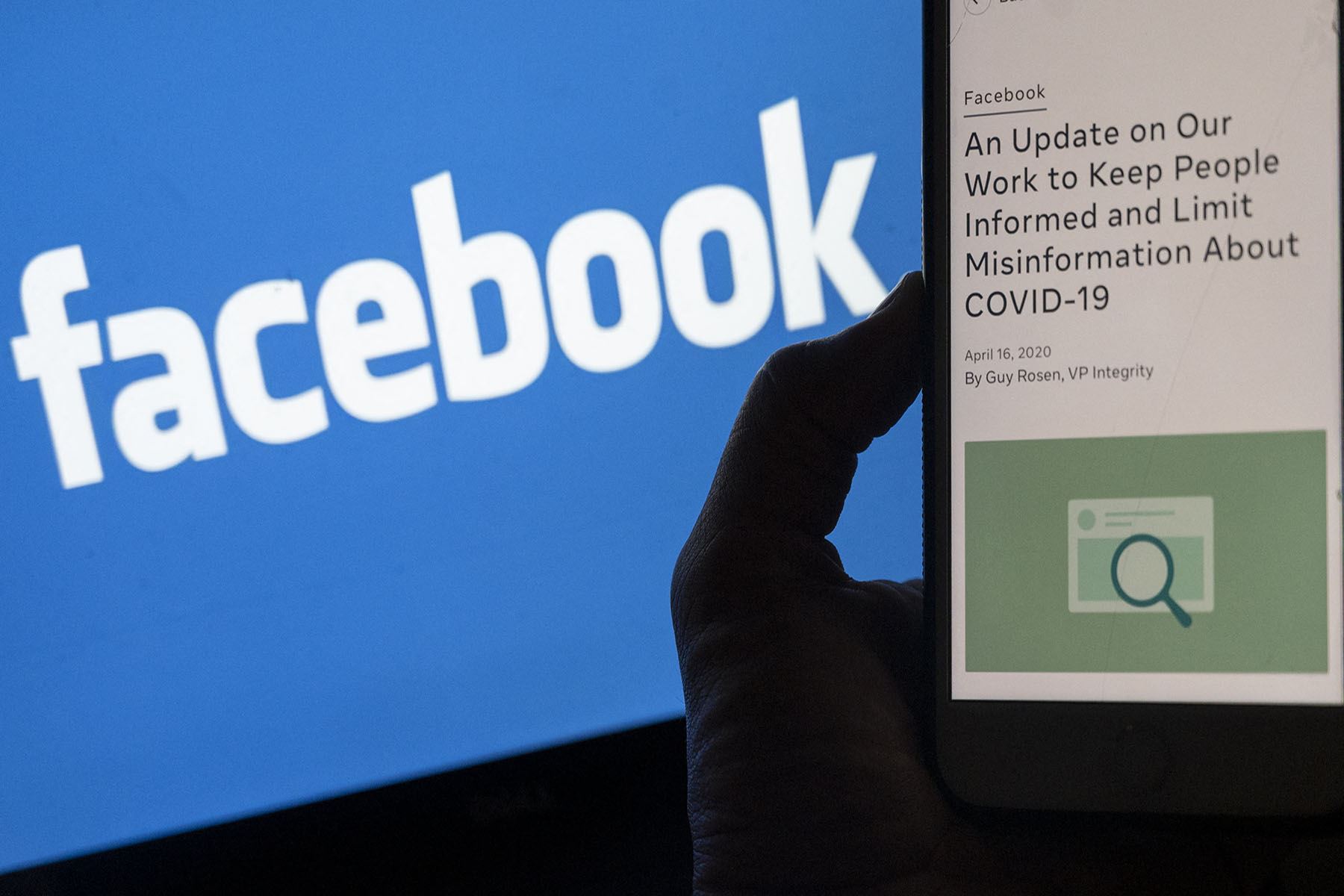 Facebook asegura que se han tomado más acciones contra páginas, grupos, cuentas de Instagram y dominios que comparten información falsa. Foto: AFP