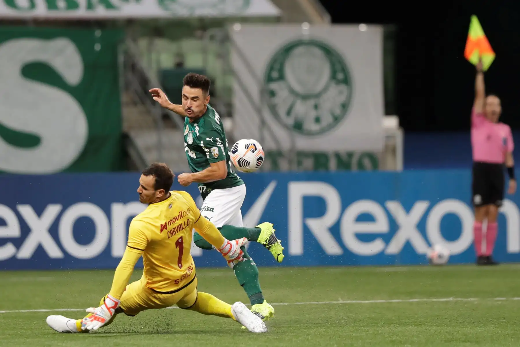 Willian Gomes de Palmeiras disputa un balón con José Aurelio Carvallo de Universitario durante partido por la Copa Libertadores, en Sao Paulo. Foto: EFE