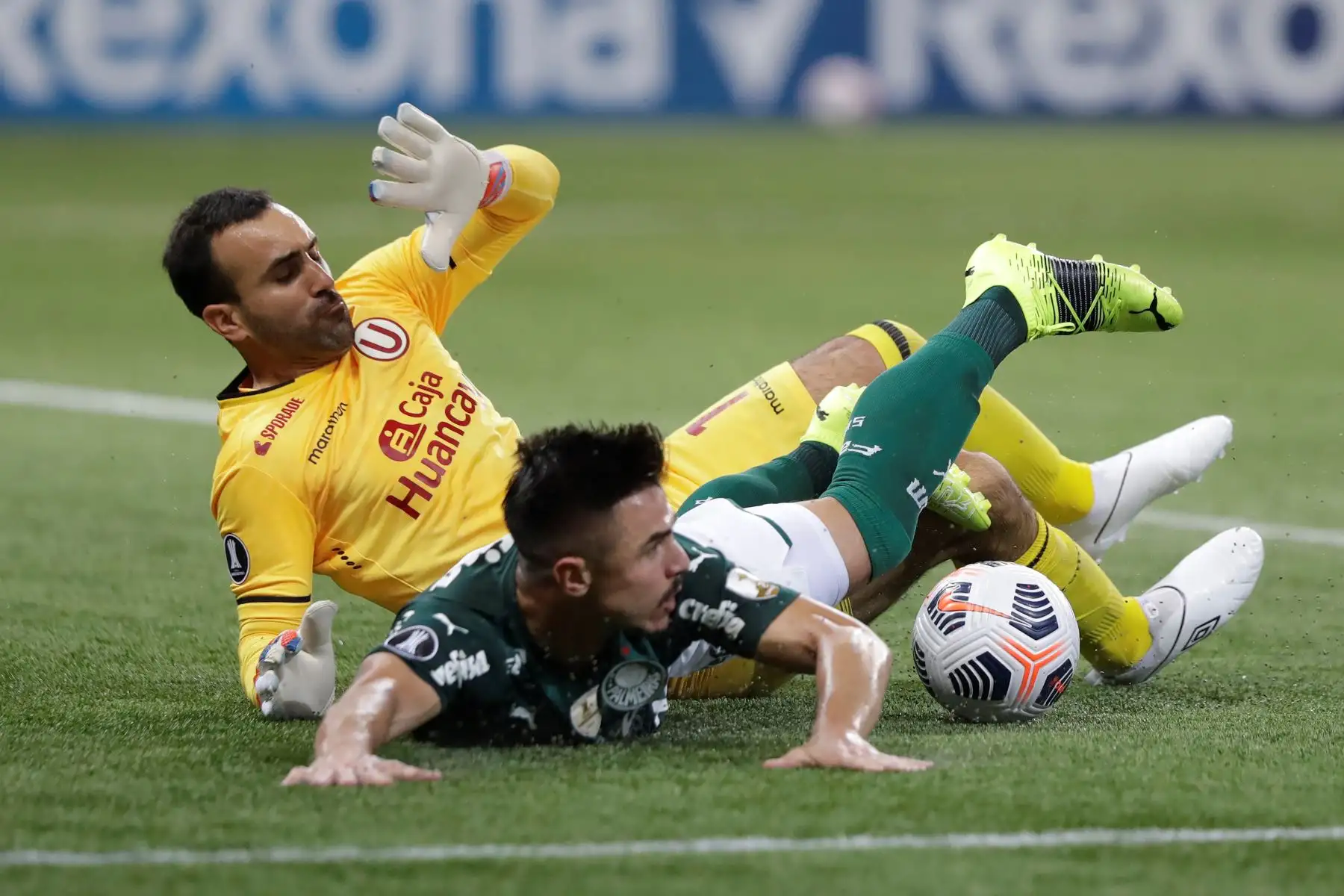 Willian Gomes de Palmeiras disputa un balón con José Aurelio Carvallo de Universitario durante partido por la Copa Libertadores, en Sao Paulo. Foto: EFE