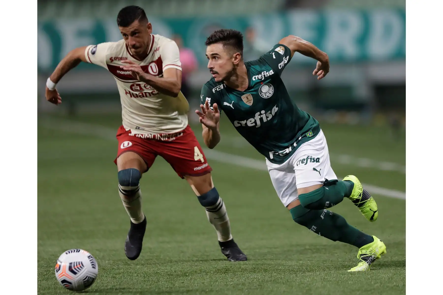 Willian Gomes de Palmeiras disputa el balón con Federico Damián Alonso de Universitario durante partido de la Copa Libertadores, en Sao Paulo. Foto: EFE