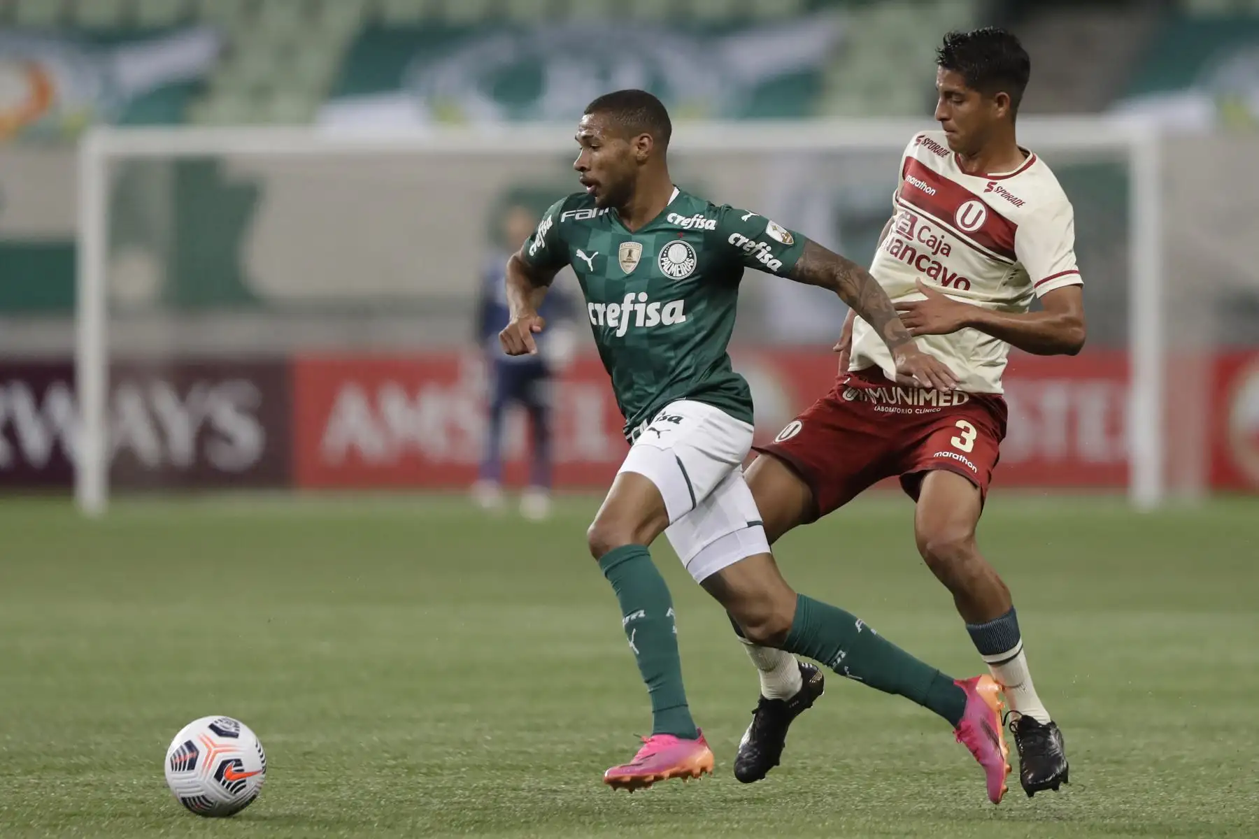 Wesley de Palmeiras y José Rugel de Universitario disputan el balón durante el partido por la fase de grupos de la Copa Libertadores, en Sao Paulo. Foto: AFP