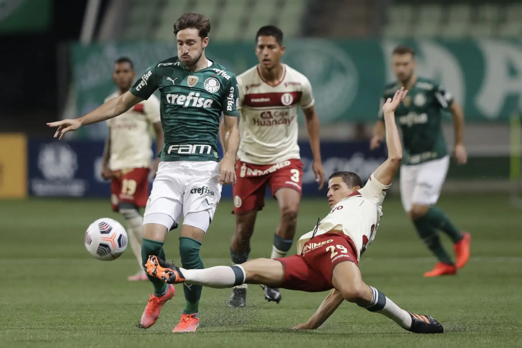 Matias Vina de Palmeiras y Aldo Corzo de Universitario Aldo Corzo disputan el balón durante el partido de la Copa Libertadores, en Sao Paulo. Foto: AFP