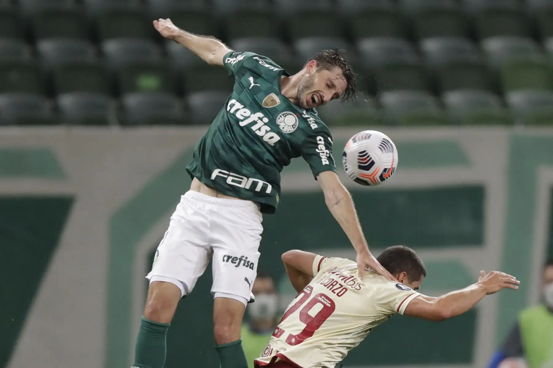 Matias Vina de Palmeiras y Aldo Corzo de Universitario disputan el balón durante partido por la fase de grupos de la Copa Libertadores, en Sao Paulo. Foto: AFP