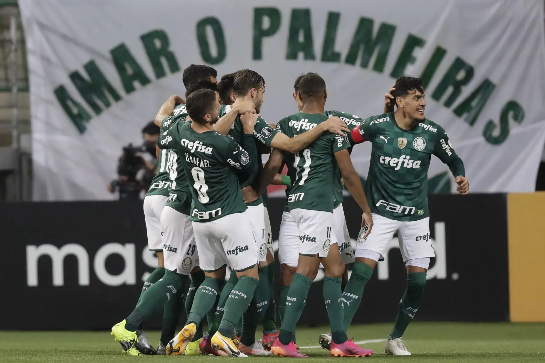 Gustavo Gómez de Palmerias celebra junto a sus compañeros tras anotar ante Universitario durante partido por la Copa Libertadores, en Sao Paulo. Foto: AFP