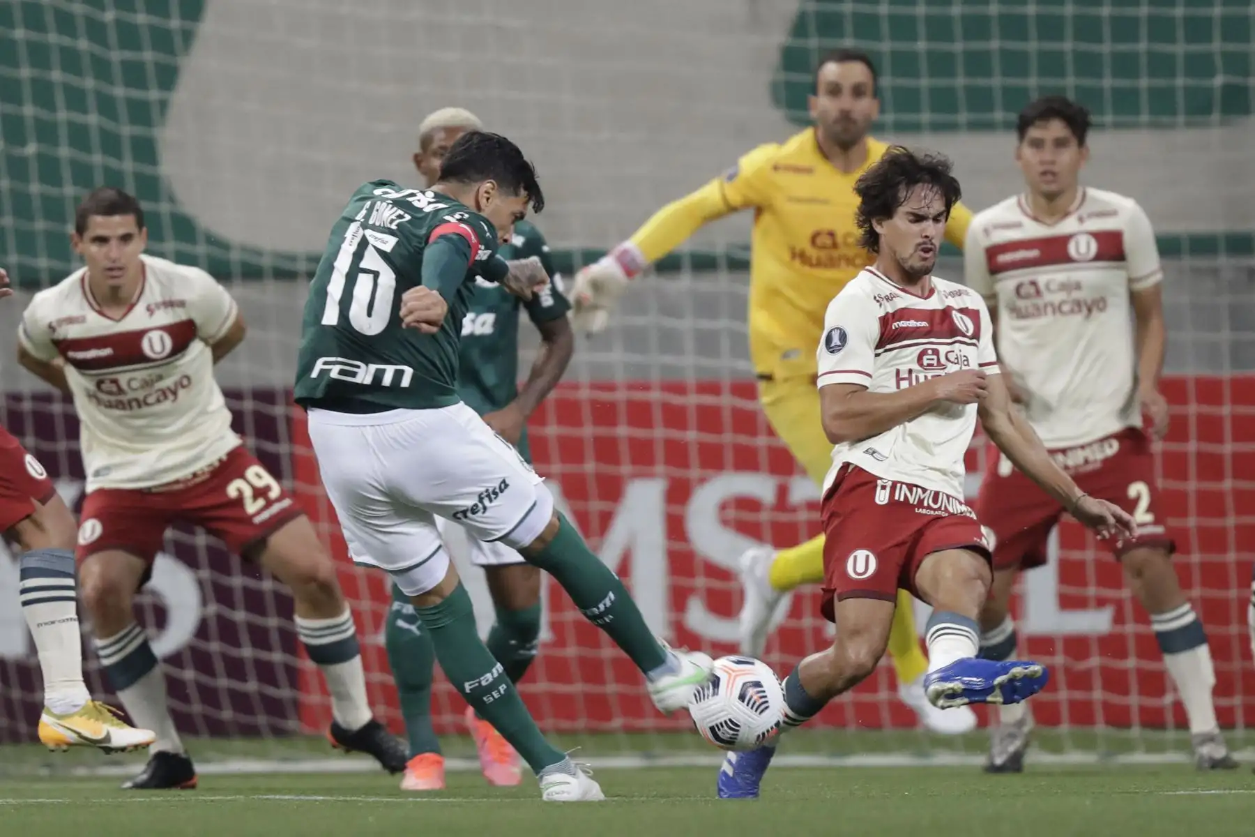 Gustavo Gómez de Palmeiras dispara para marcar el tercer gol del equipo contra el Universitario durante partido por la fase de grupos de la Copa Libertadores, en Sao Paulo. Foto: AFP
