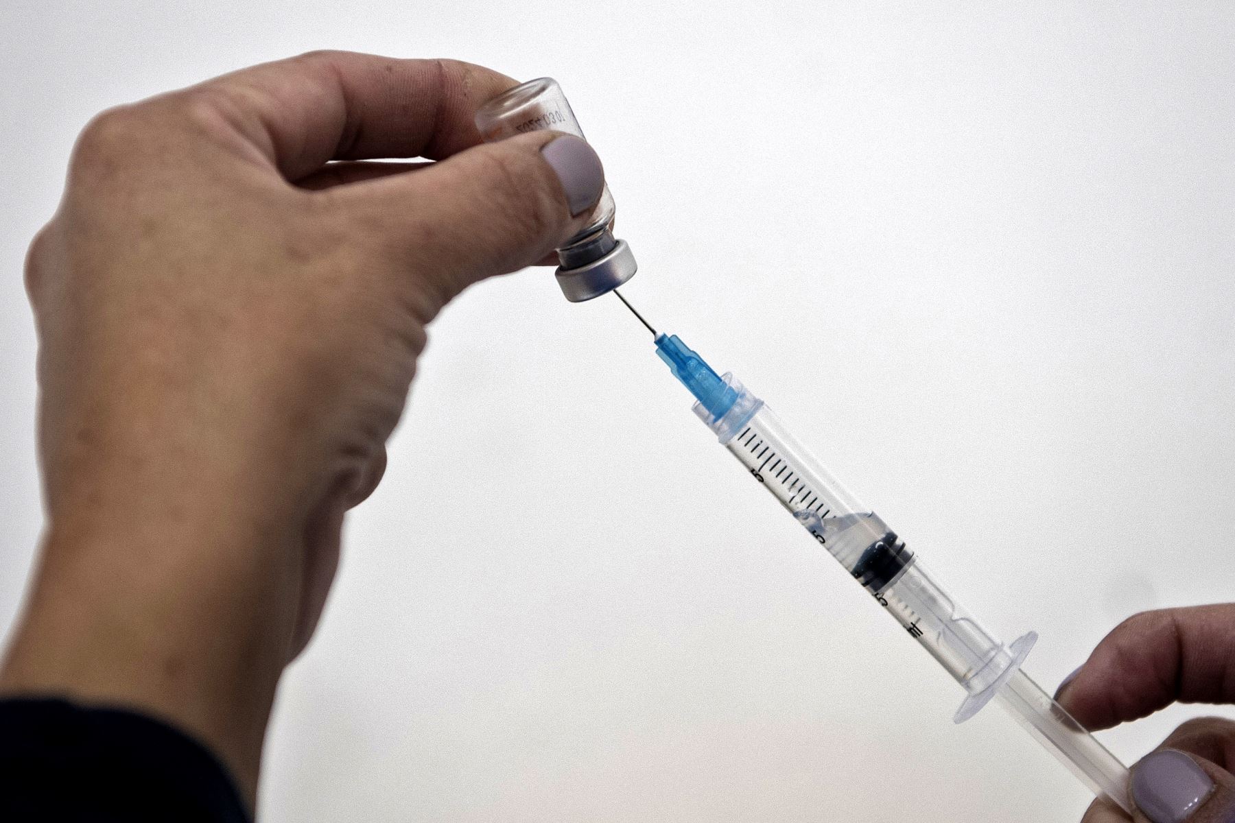 En porcentajes, la reducción de casos con la vacuna del laboratorio Sinovac es de 57 %, y con Pfizer de 75 %. Foto: AFP.