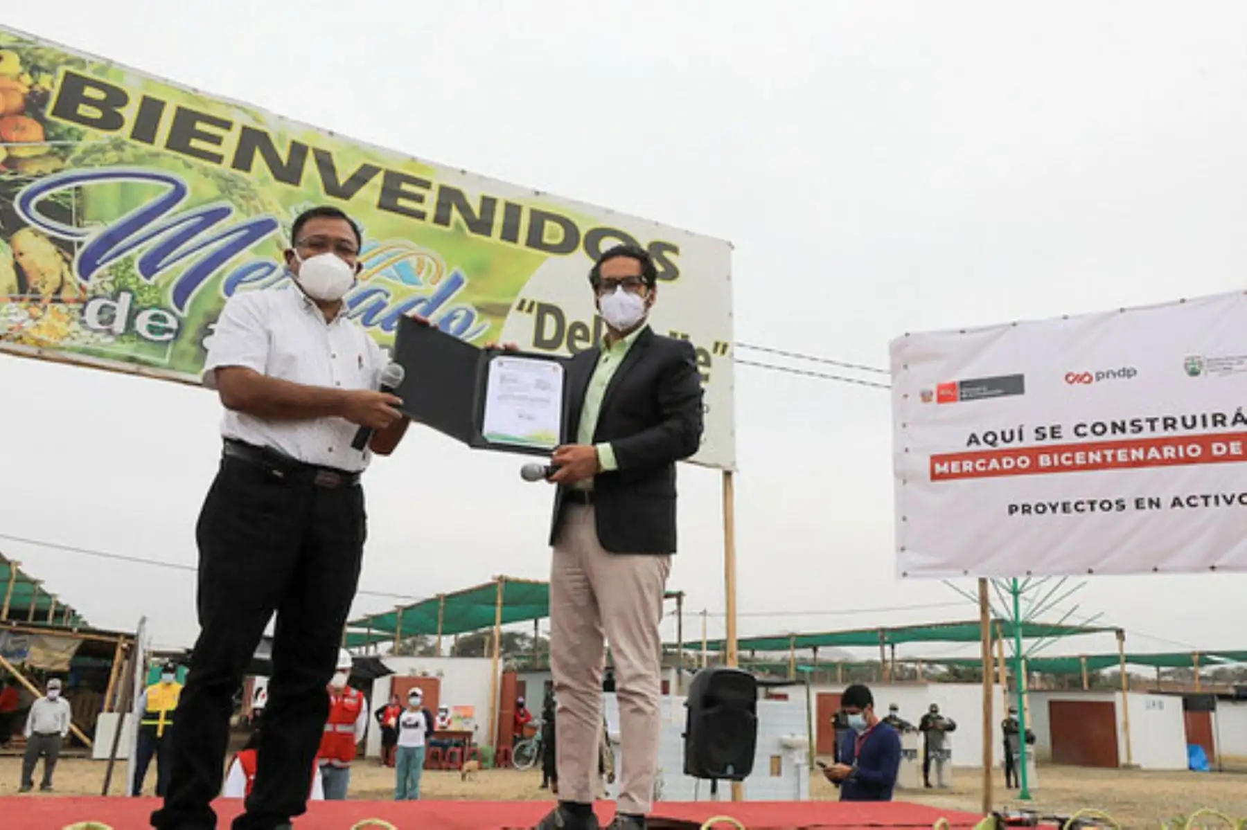 El alcalde de Túcume, Carlos Otto Santamaría, entregó el acta con el título del terreno municipal de 20,000 metros cuadrados. Foto: Difusión