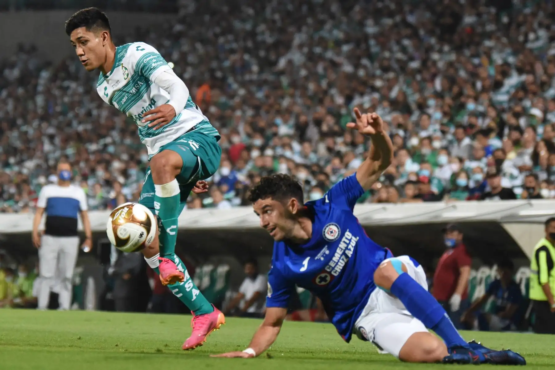 Omar Campos de Santos compite por el balón con José Rivero de Cruz Azul durante su partido de fútbol final de ida del Clausura 2021 mexicano en el estadio TSM Corona en Torreón.
Foto: AFP