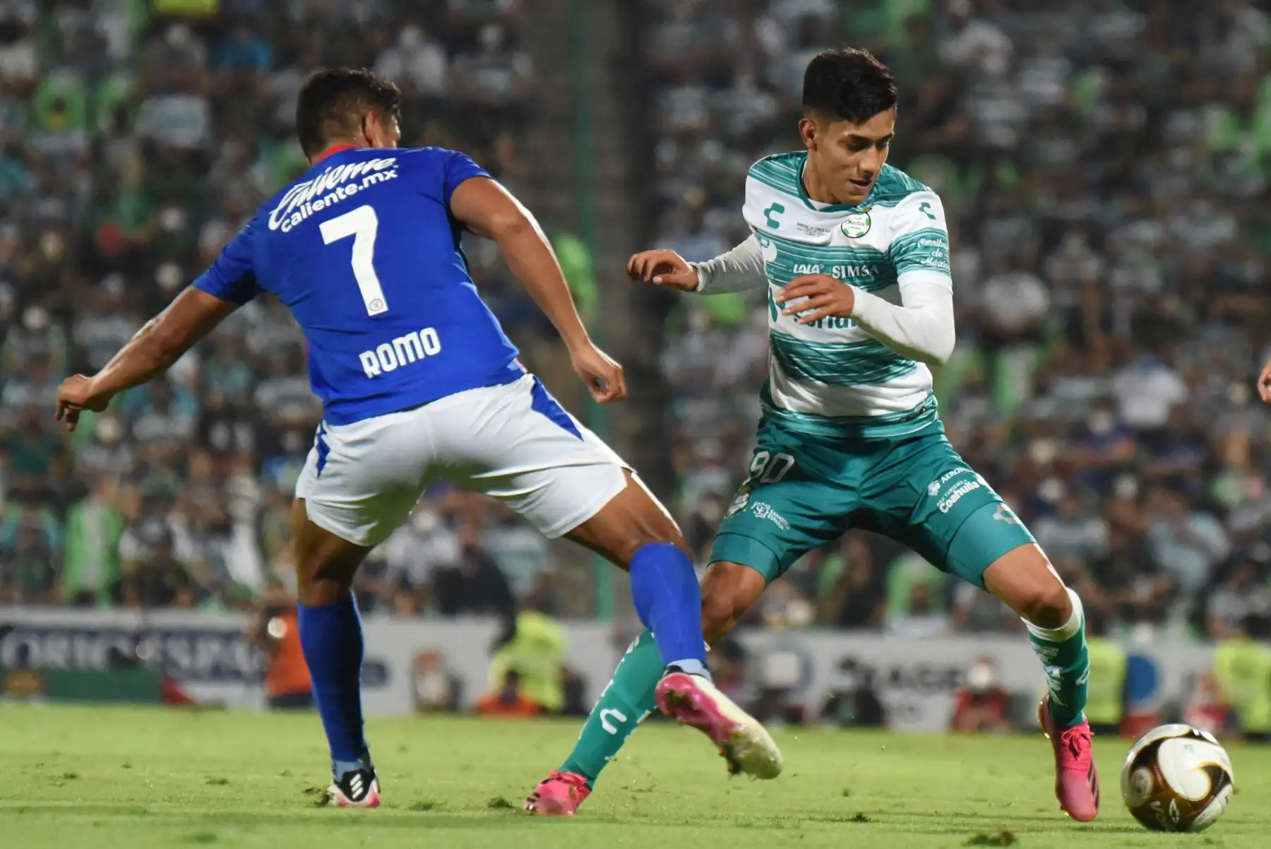 Omar Campos de Santos compite por el balón con Luis Romo de Cruz Azul durante su partido de fútbol final de ida del Clausura 2021 mexicano en el estadio TSM Corona en Torreón.
Foto: AFP