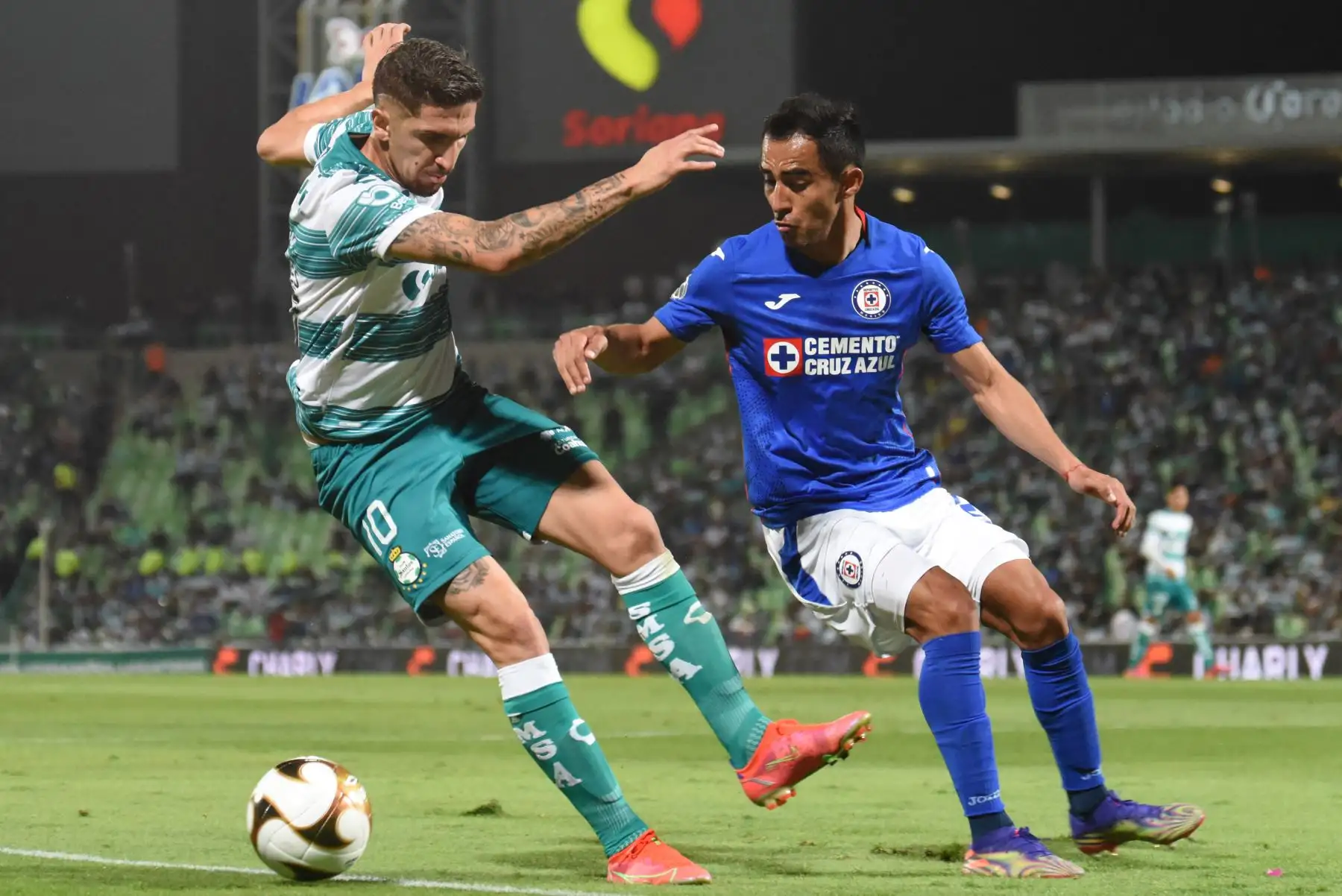 Diego Valdés de Santos compite por el balón con Rafael Baca de Cruz Azul durante su partido de fútbol final de ida del Clausura 2021 mexicano en el estadio TSM Corona en Torreón.
Foto:AFP