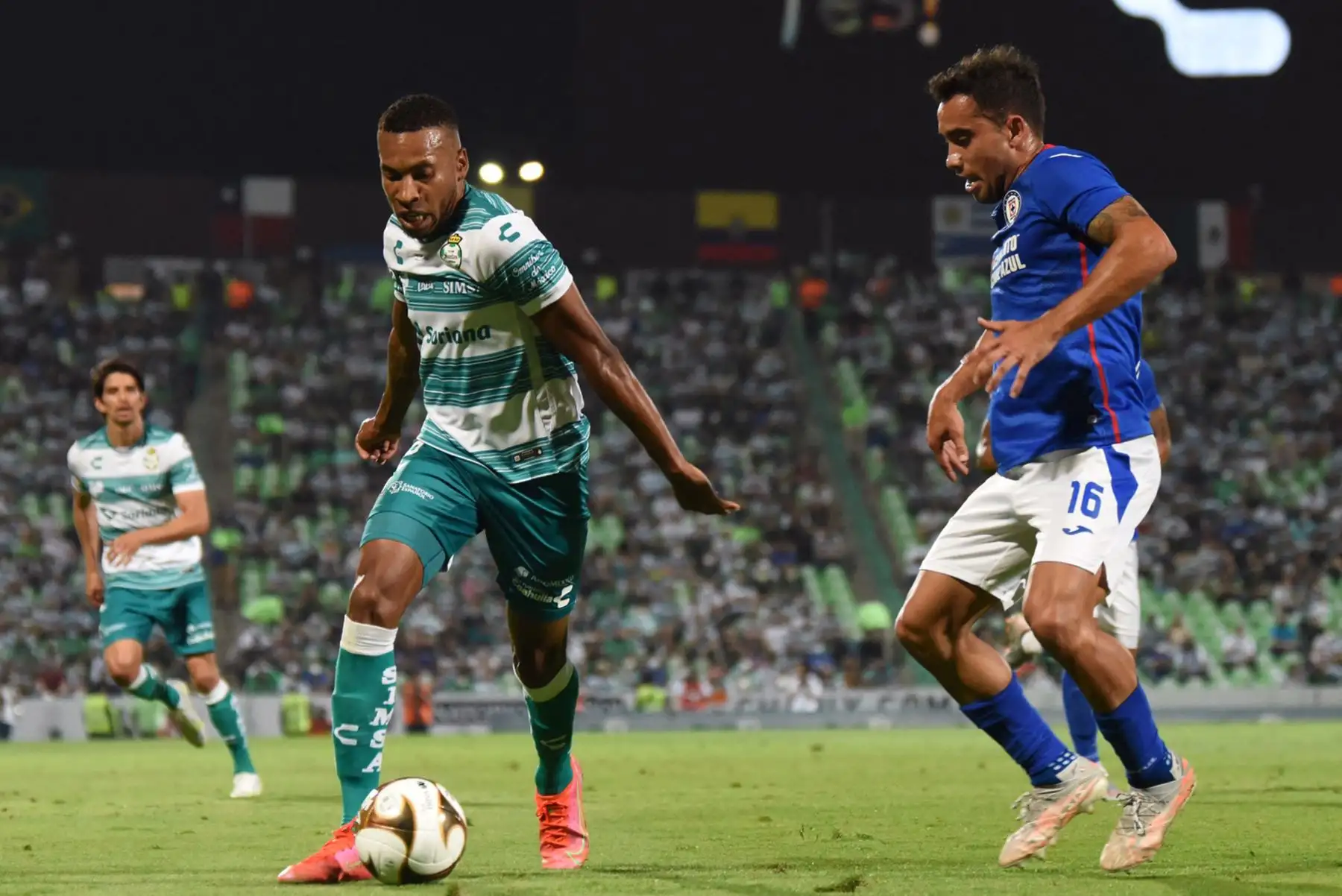 Félix Torres de Santos compite por el balón con Adrián Aldrete de Cruz Azul durante su partido de fútbol final de ida del Clausura 2021 mexicano en el estadio TSM Corona en Torreón.
Foto: AFP