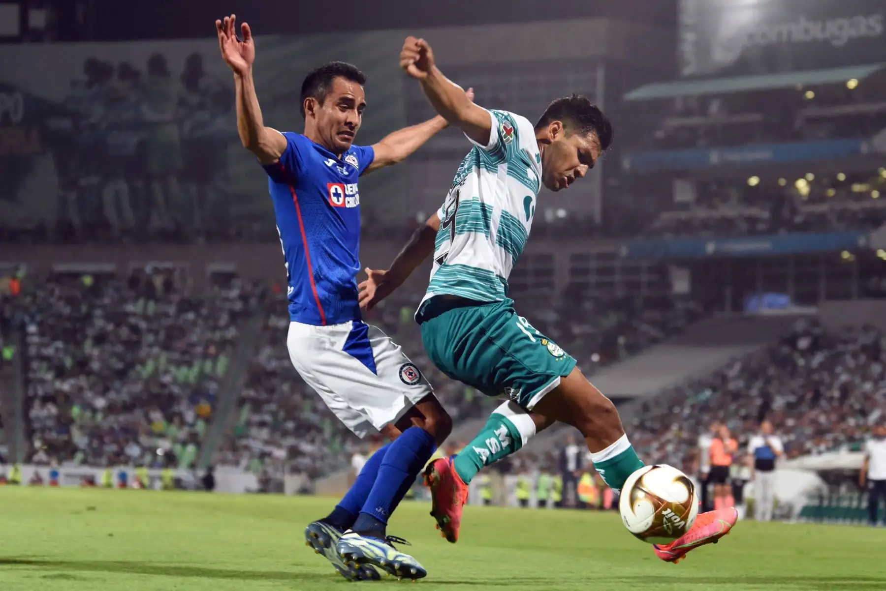 Eduardo Aguirre de Santos compite por el balón con Rafael Baca de Cruz Azul durante su partido de fútbol final de ida del Clausura 2021 mexicano en el estadio TSM Corona en Torreón.
Foto: AFP