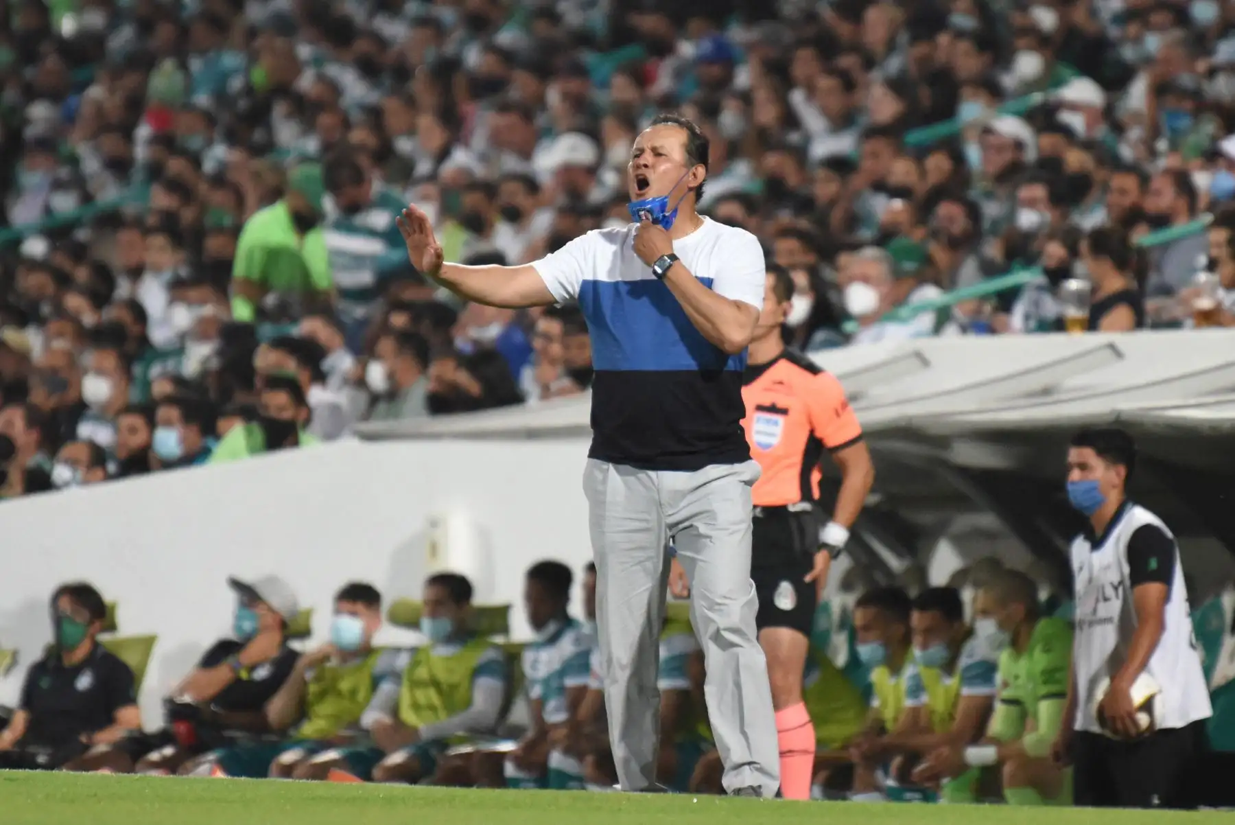 El entrenador de Cruz Azul, Juan Reynoso, dirige a sus jugadores durante su partido de ida de la final del torneo Clausura 2021 mexicano contra Santos en el estadio TSM Corona en Torreón.
Foto: AFP