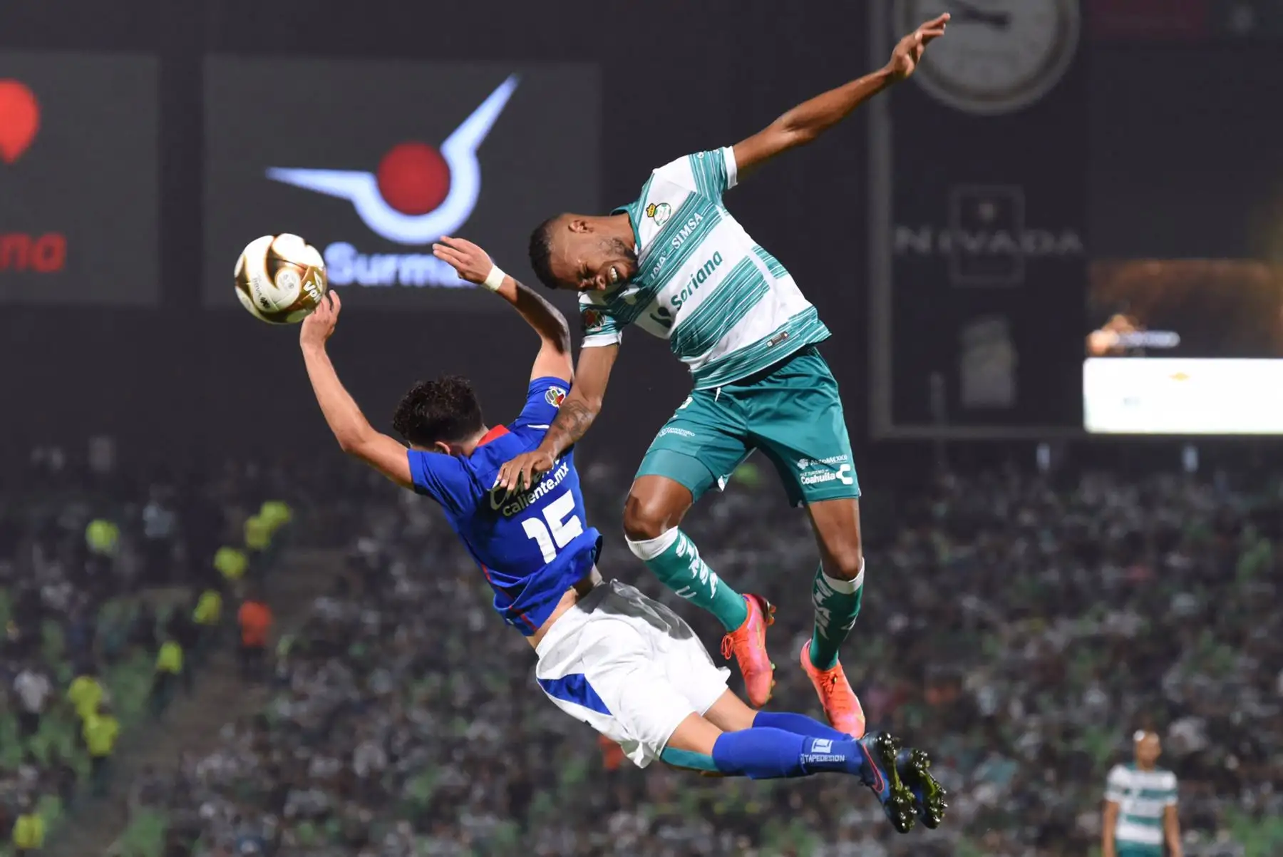 Eduar Preciado de Santos salta por el balón con José Rivero de Cruz Azul durante su partido de fútbol final de ida del Clausura 2021 mexicano en el estadio TSM Corona en Torreón.
Foto: AFP