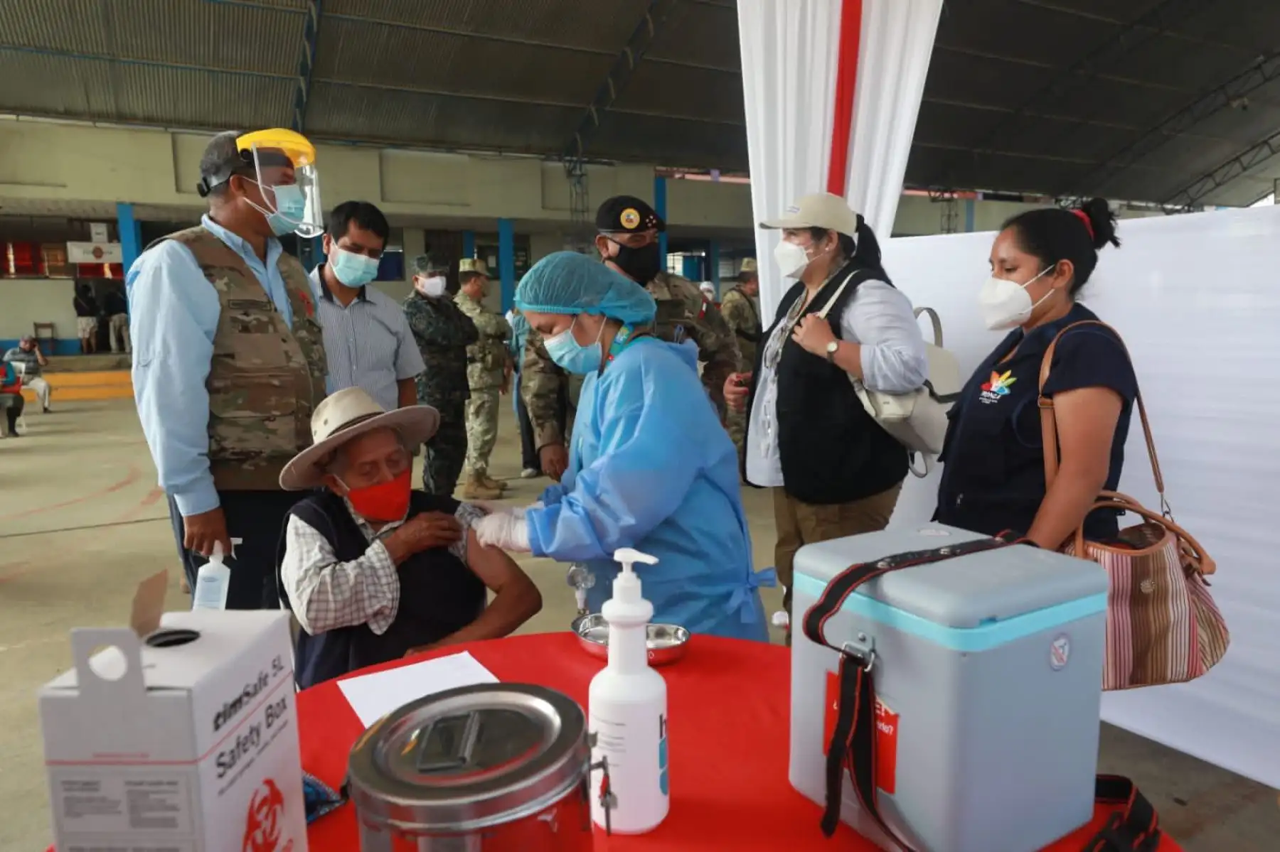 La ministra de Defensa, Nuria Esparch Fernández, llega al distrito de Pangoa, para participar en Acción Cívica en beneficio de las poblaciones vulnerables. Se realizan pruebas de descarte de covid-19, vacunación y atención en diversos servicios de salud. 
Foto: ANDINA/Mindef