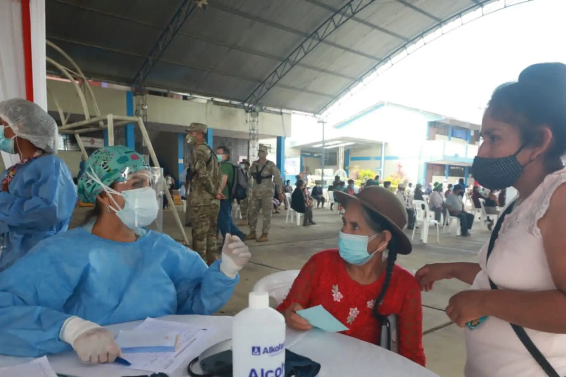 La ministra de Defensa, Nuria Esparch Fernández, llega al distrito de Pangoa, para participar en Acción Cívica en beneficio de las poblaciones vulnerables. Se realizan pruebas de descarte de covid-19, vacunación y atención en diversos servicios de salud. 
Foto: ANDINA/MindefFoto:ANDINA/MindefPeru