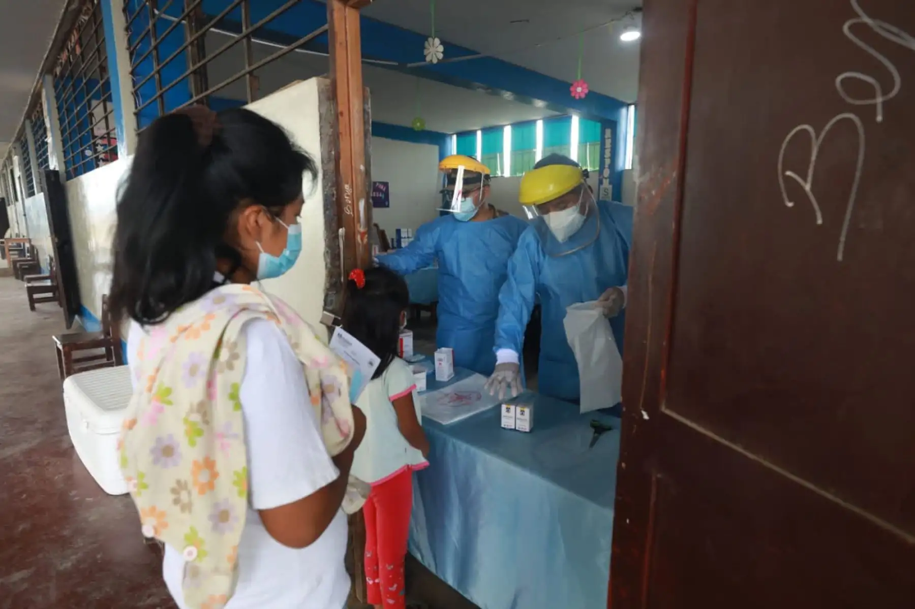 La ministra de Defensa, Nuria Esparch Fernández, llega al distrito de Pangoa, para participar en Acción Cívica en beneficio de las poblaciones vulnerables. Se realizan pruebas de descarte de covid-19, vacunación y atención en diversos servicios de salud. 
Foto: ANDINA/Mindef
