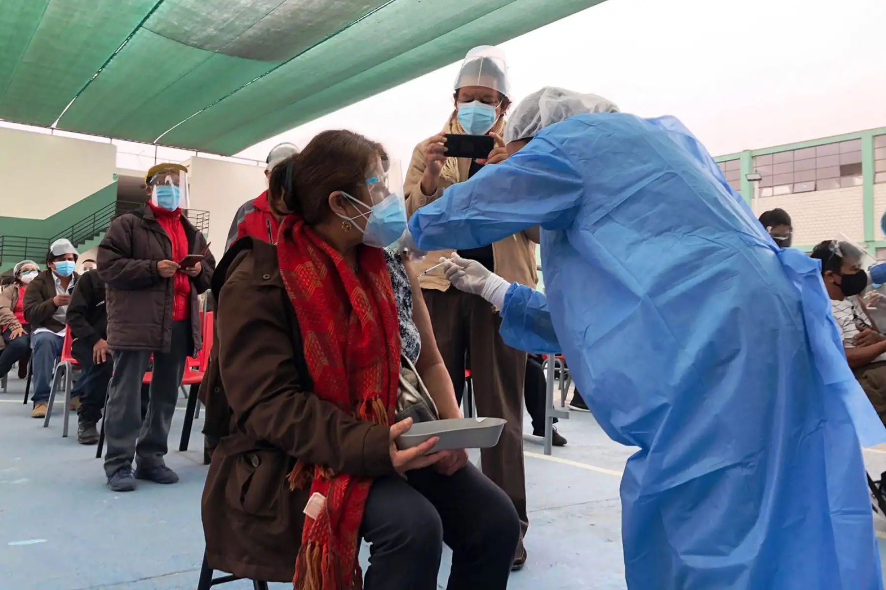 Ministerio de Salud, continua vacunando contra la COVID 19 adultos mayores de 65 años en los 21 centros de vacunación instalados en los 13 distritos de  Lima Sur.
Foto:ANDINA/DIRISLimaSur