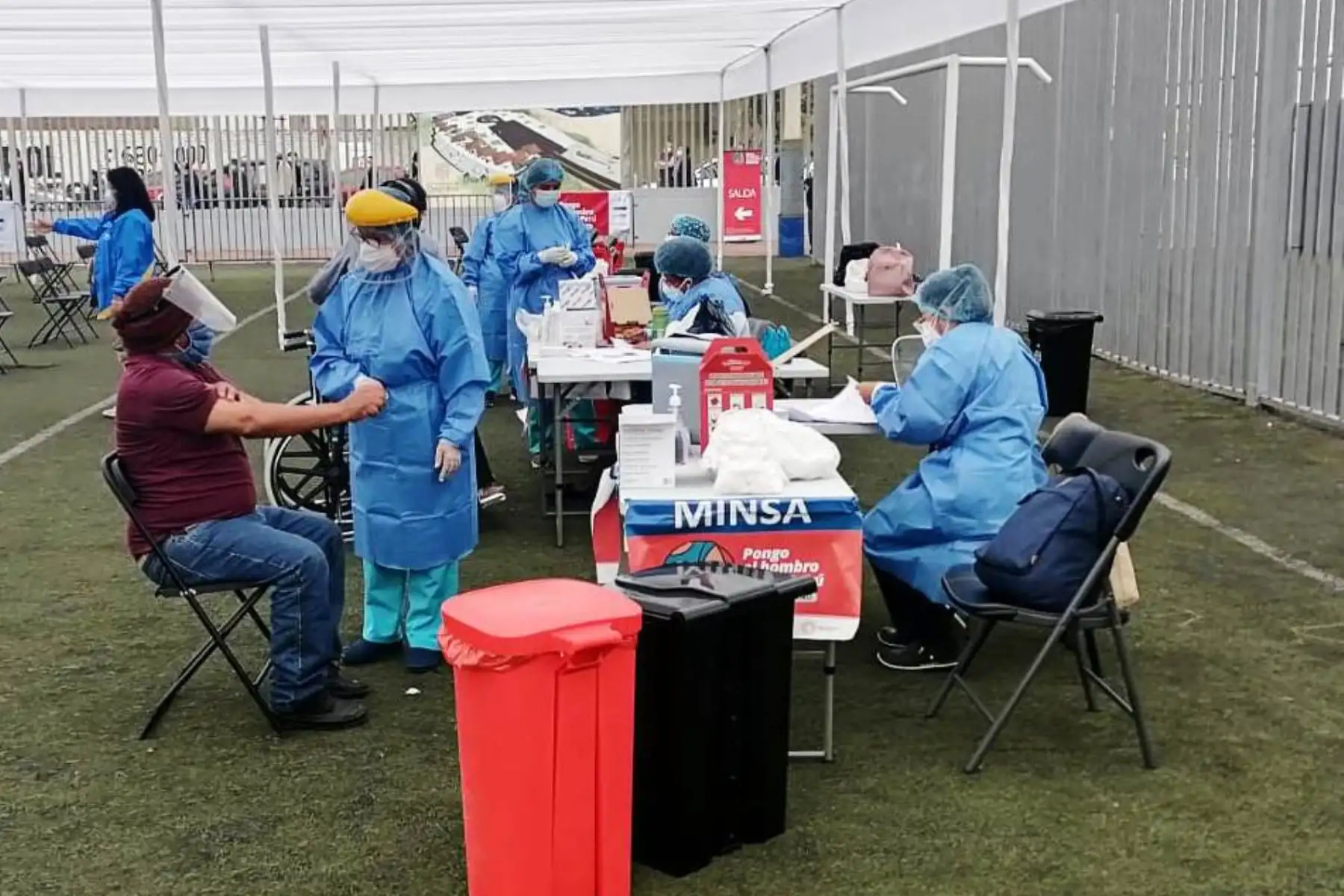 Ministerio de Salud, continua vacunando contra la COVID 19 adultos mayores de 65 años en los 21 centros de vacunación instalados en los 13 distritos de  Lima Sur.
Foto:ANDINA/DIRISLimaSur