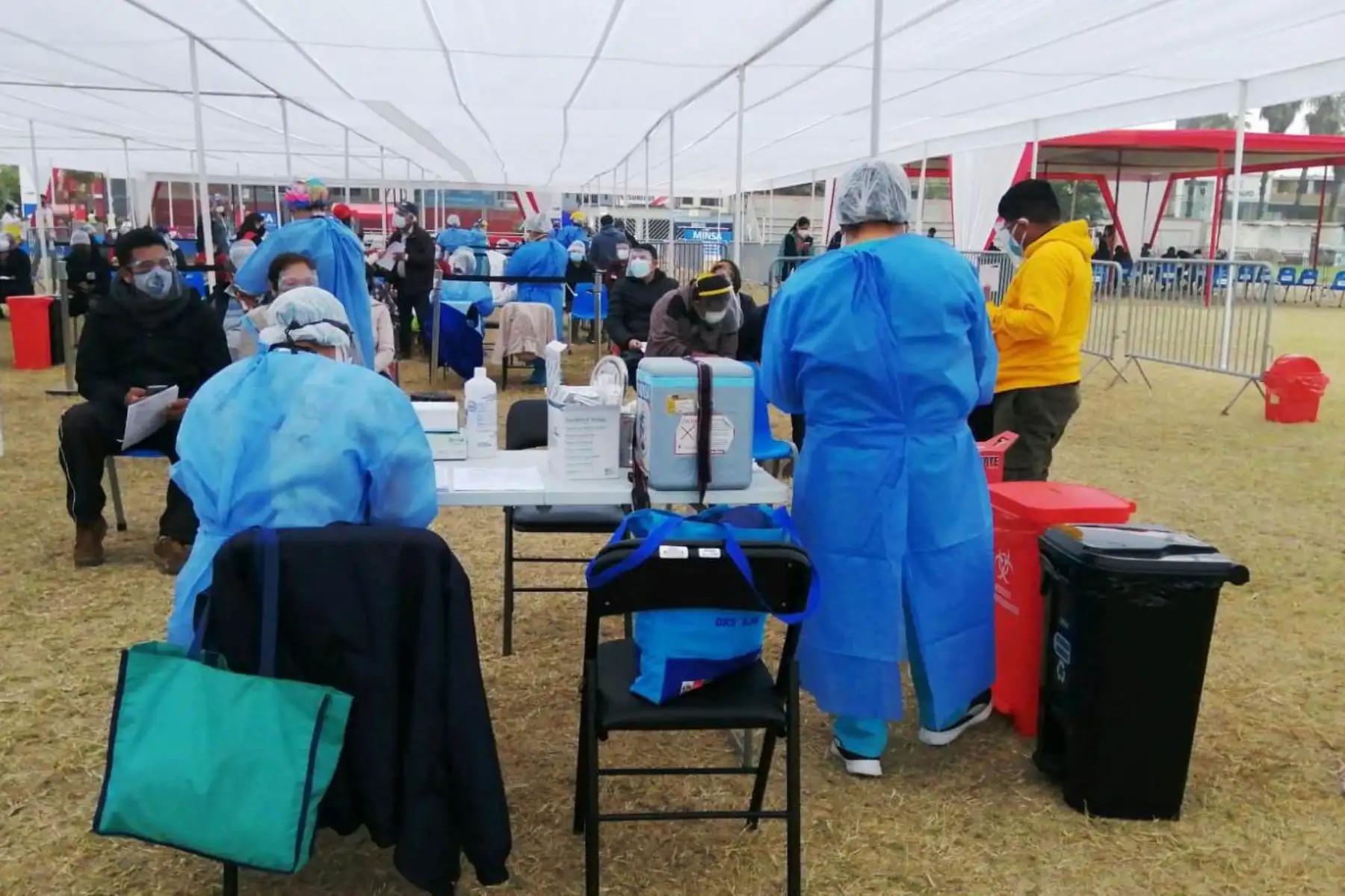 Ministerio de Salud, continua vacunando contra la COVID 19 adultos mayores de 65 años en los 21 centros de vacunación instalados en los 13 distritos de  Lima Sur.
Foto:ANDINA/DIRISLimaSur