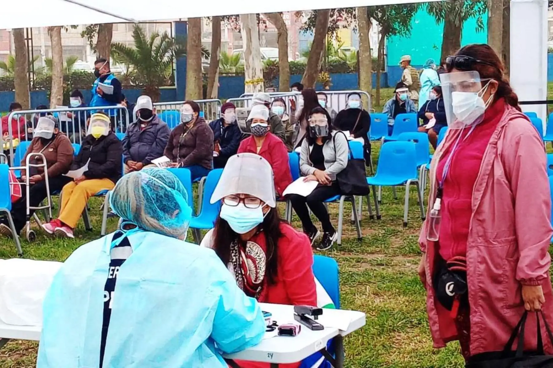 Ministerio de Salud, continua vacunando contra la COVID 19 adultos mayores de 65 años en los 21 centros de vacunación instalados en los 13 distritos de  Lima Sur.
Foto:ANDINA/DIRISLimaSur