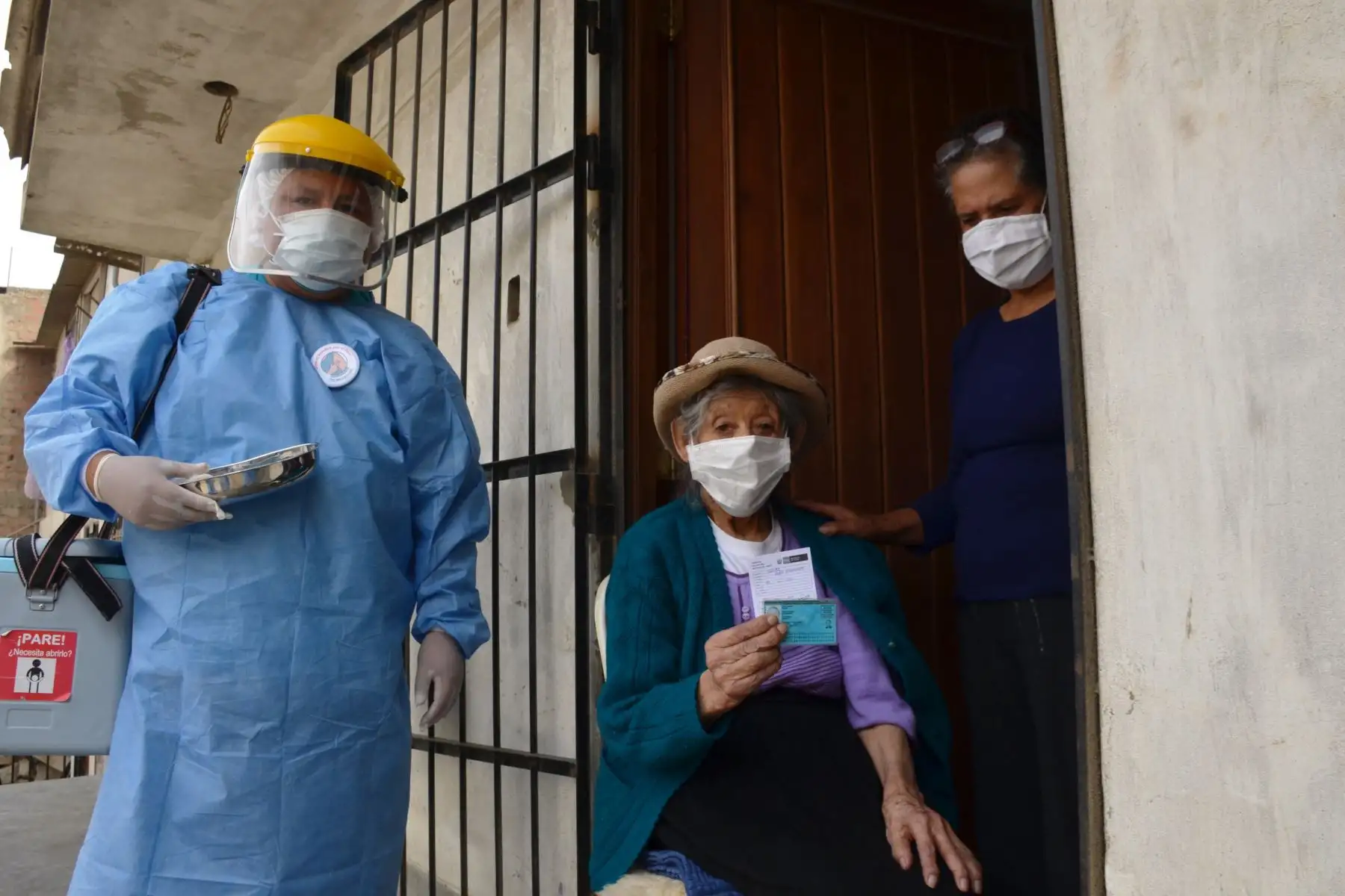Ministerio de Salud,visita domicilio de la Sra. Matilde Rojas  de 97 años, quien vive en Villa María del Triunfo. a los más vulnerables pueden comunicarse a la línea del Ministerio de Salud 113.
Foto:ANDINA/DIRISLimaSur