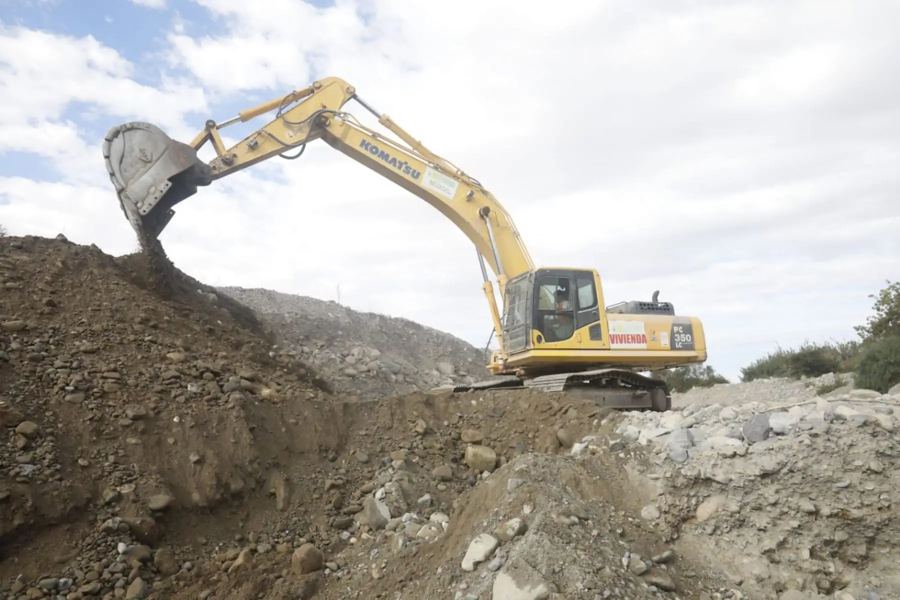 La Ministra de Vivienda, Solangel Fernández, inspeccionó intervención de maquinarias de prevención en ríos y quebradas del río Caplina en Tacna, donde hacen labores de limpieza y descolmatación.
Foto:ANDINA/MVCS