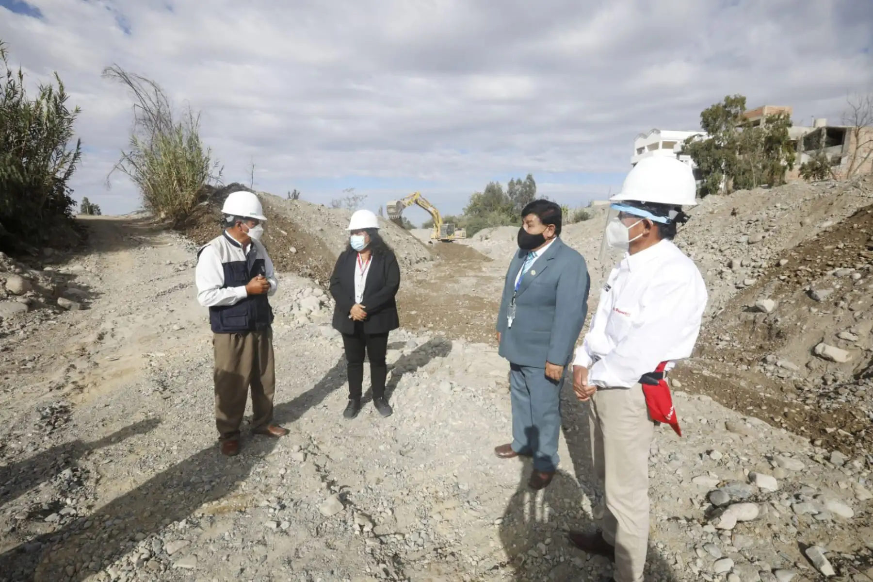 La Ministra de Vivienda, Solangel Fernández, inspeccionó intervención de maquinarias de prevención en ríos y quebradas del río Caplina en Tacna, donde hacen labores de limpieza y descolmatación. Foto:ANDINA/MVCS
