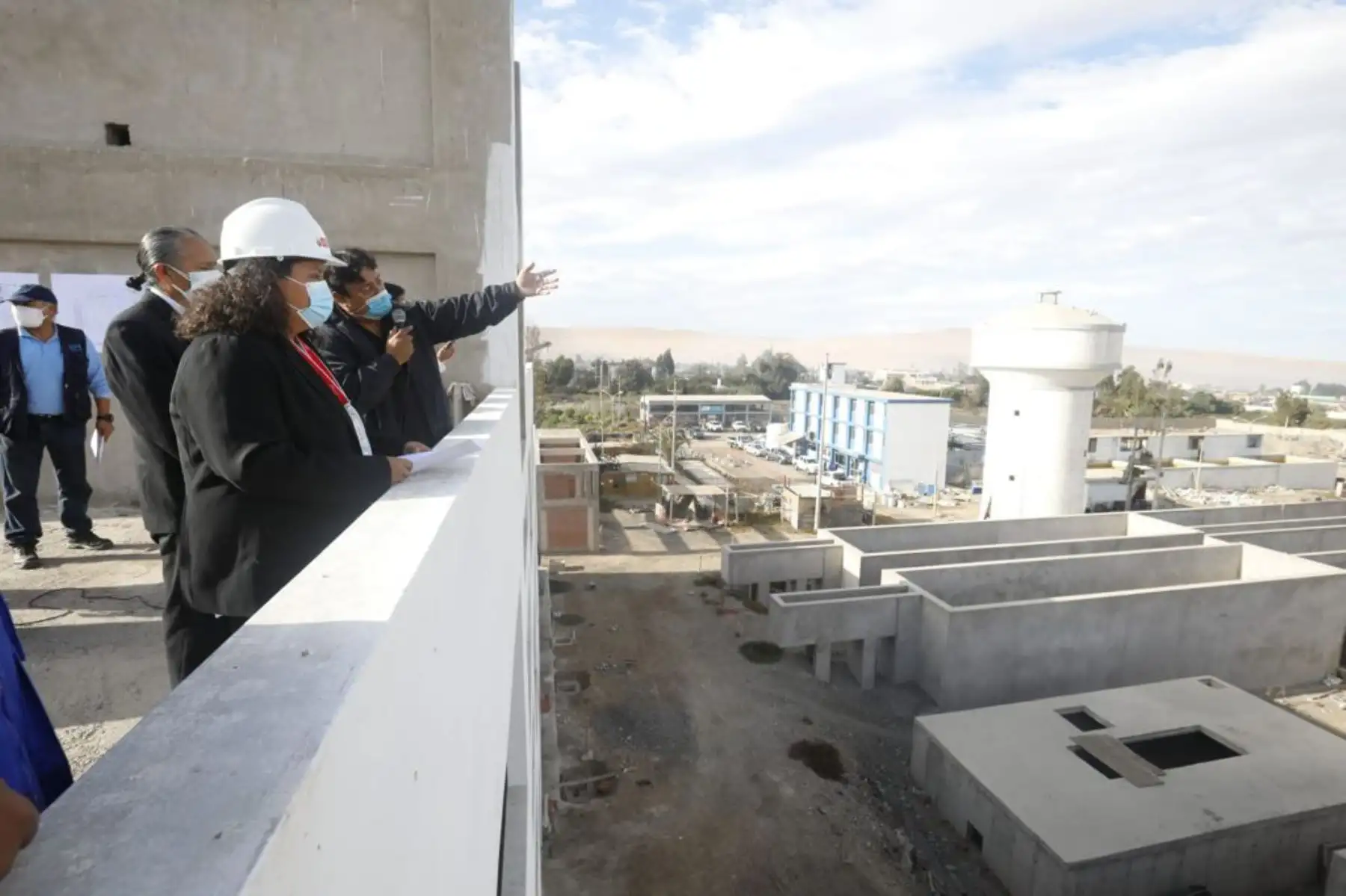 La Ministra de Vivienda, Solangel Fernández,
verifica las labores que efectúa el Programa Nuestras Ciudades (PNC) del del MVCS ayudan a prevenir desbordes y salvaguardar la vida de la población.
Foto:ANDINA/MVCS