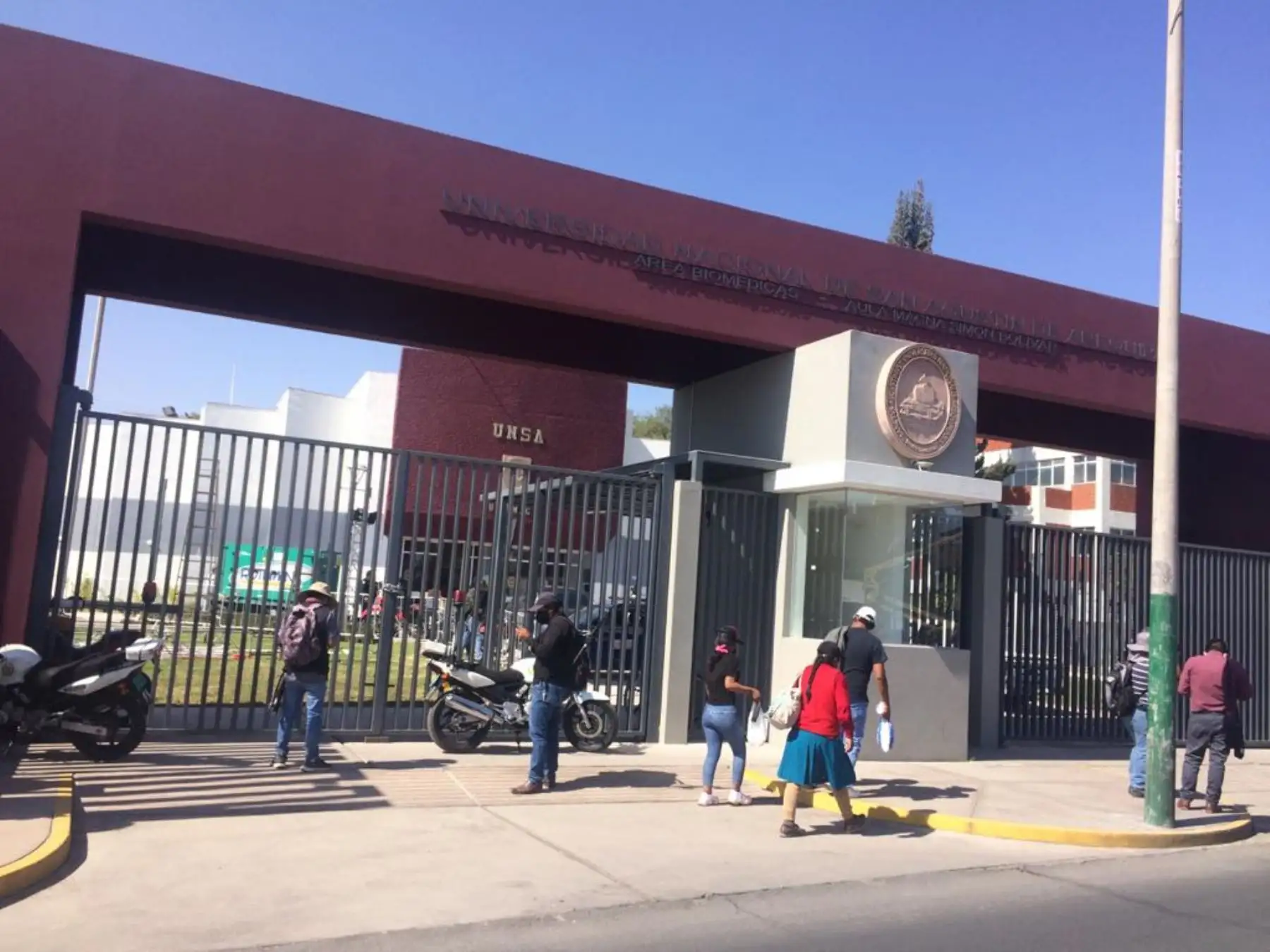JNE ultima detalles en el Aula Magna Simón Bolívar de la Universidad Nacional San Agustín (UNSA) de Arequipa donde se desarrollará el debate presidencial este domingo 30 de mayo. ANDINA/Difusión