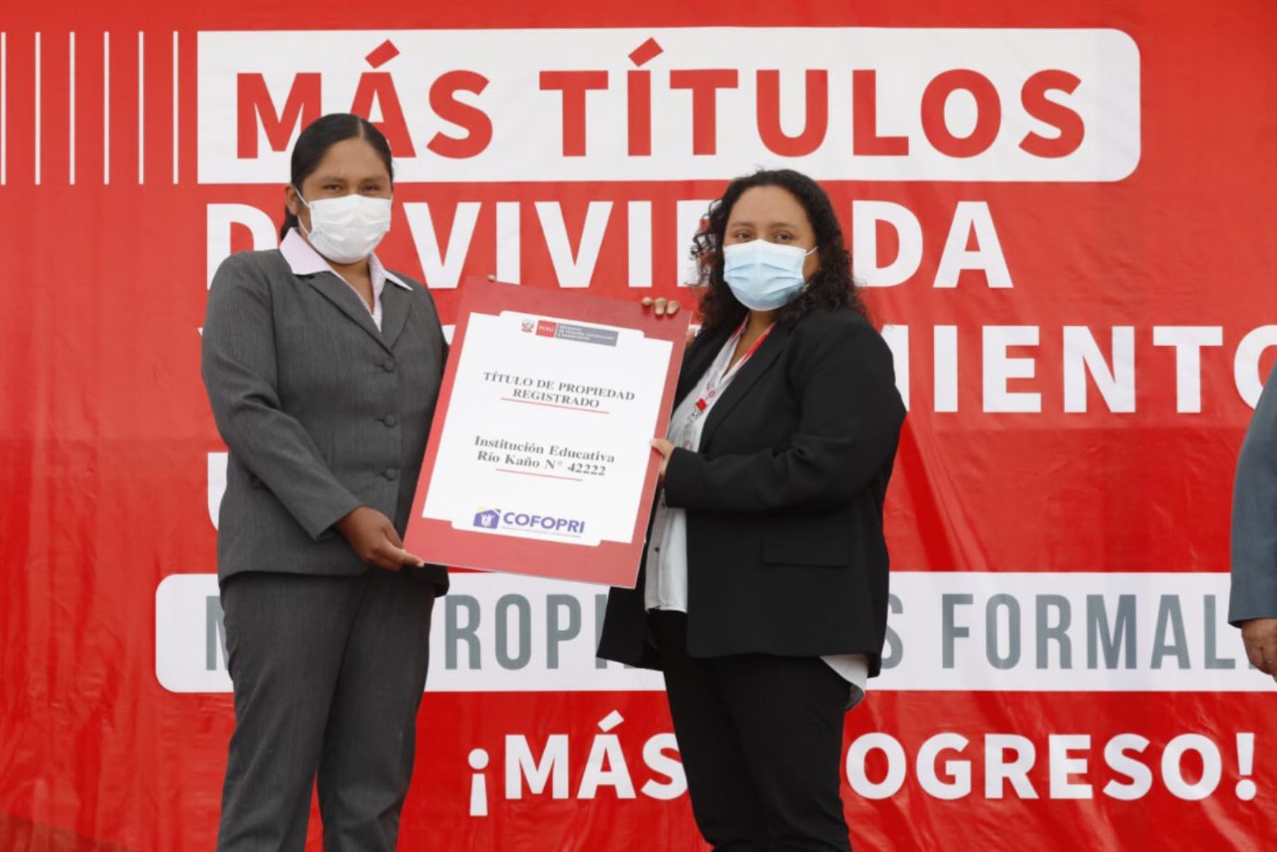 La ministra de Vivienda participó en la entrega de certificados de competencia laboral a 27 trabajadores de construcción civil. Foto: ANDINA/MVCS