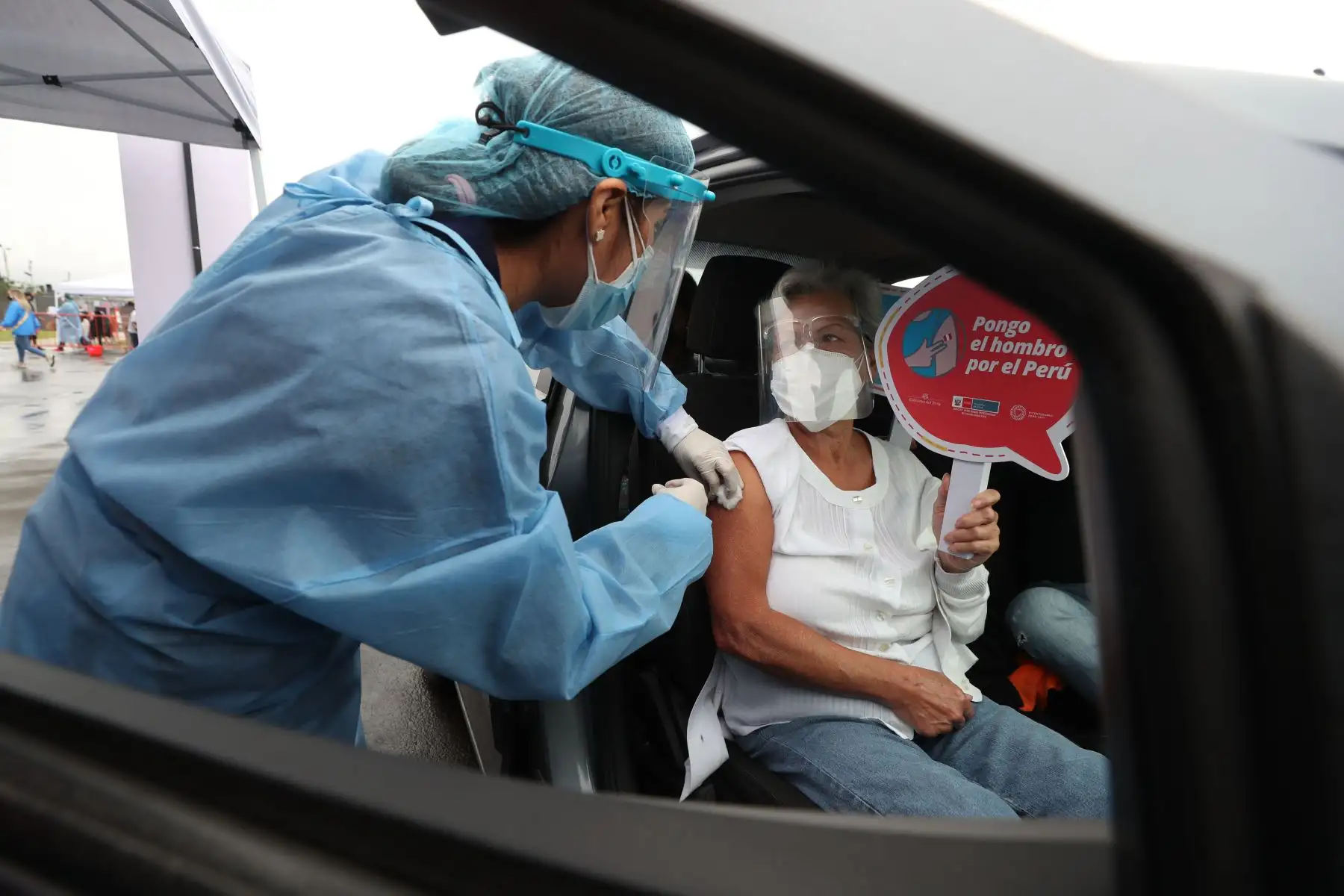 Presidenta del Consejo de Ministros, Violeta Bermúdez junto al Ministro de Salud, Óscar Ugarte, realizan recorrido por los vacunatorios en Lima y Callao a fin de supervisar la vacunación contra la covid -19
Foto: PCM