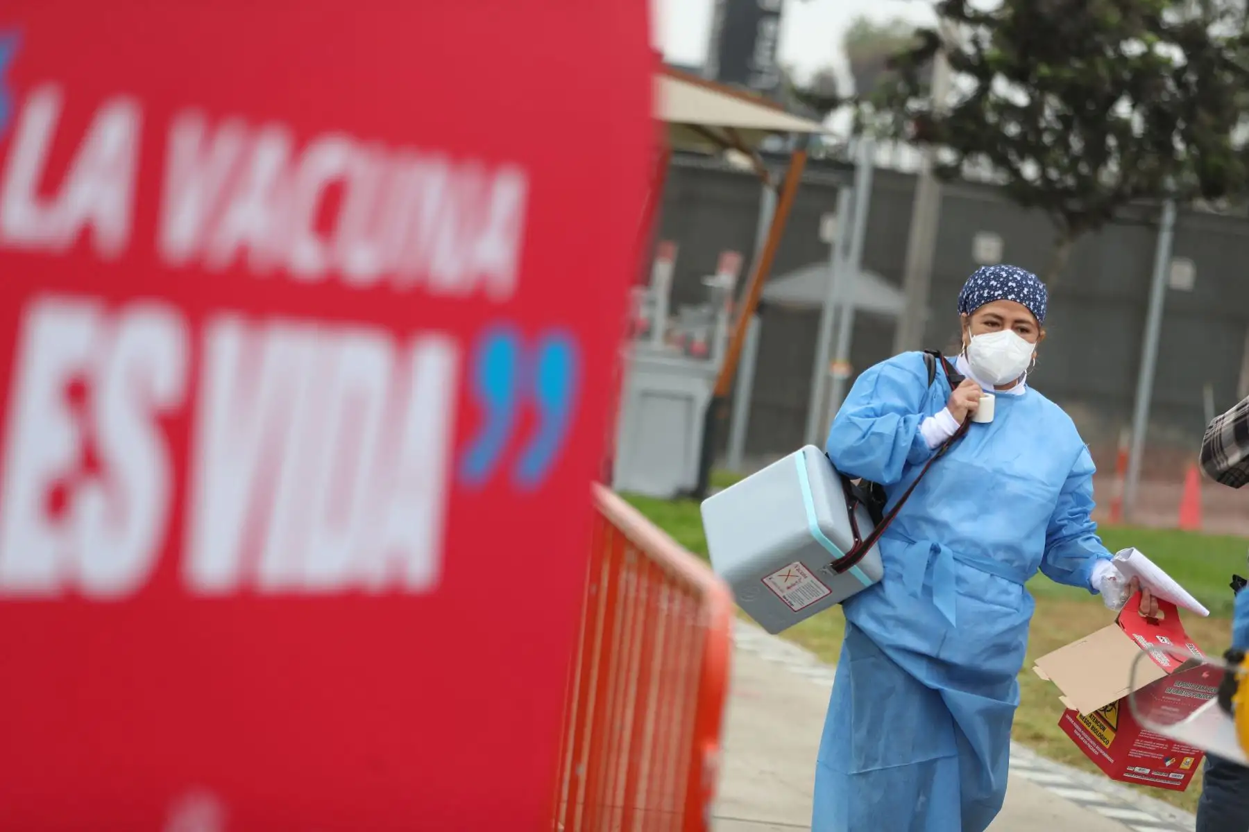 Presidenta del Consejo de Ministros, Violeta Bermúdez junto al Ministro de Salud, Óscar Ugarte, realizan recorrido por los vacunatorios en Lima y Callao a fin de supervisar la vacunación contra la covid -19
Foto: PCM
