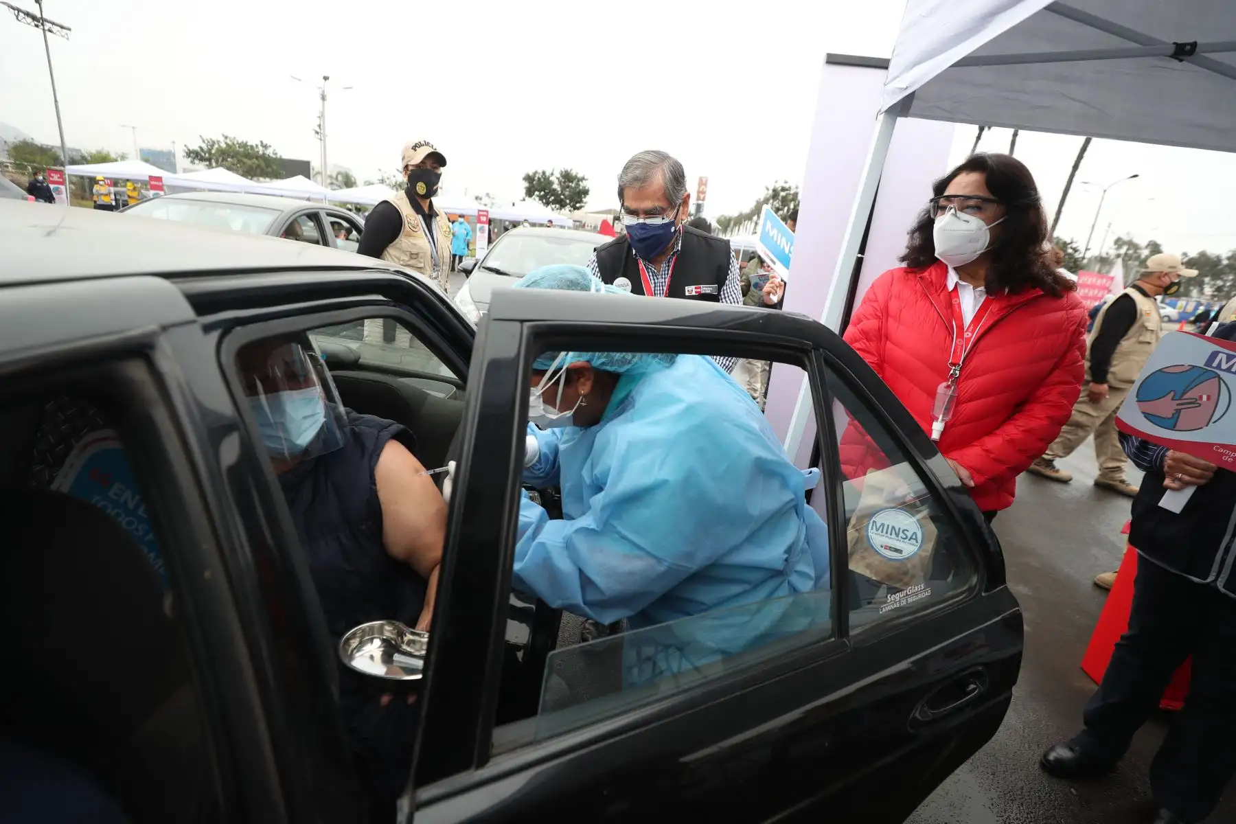 Presidenta del Consejo de Ministros, Violeta Bermúdez junto al Ministro de Salud, Óscar Ugarte, realizan recorrido por los vacunatorios en Lima y Callao a fin de supervisar la vacunación contra la covid -19
Foto: PCM