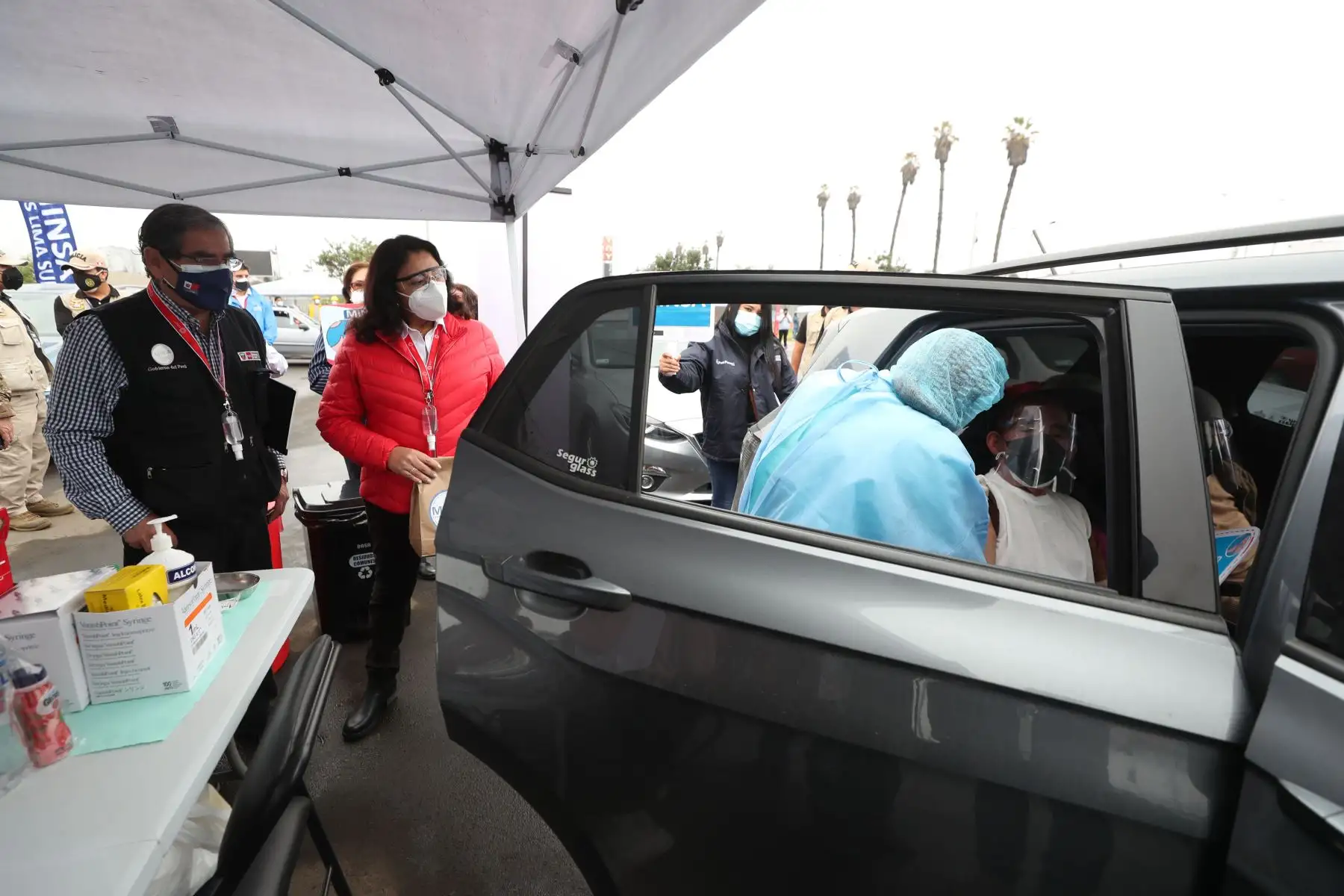 Presidenta del Consejo de Ministros, Violeta Bermúdez junto al Ministro de Salud, Óscar Ugarte, realizan recorrido por los vacunatorios en Lima y Callao a fin de supervisar la vacunación contra la covid -19
Foto: PCM