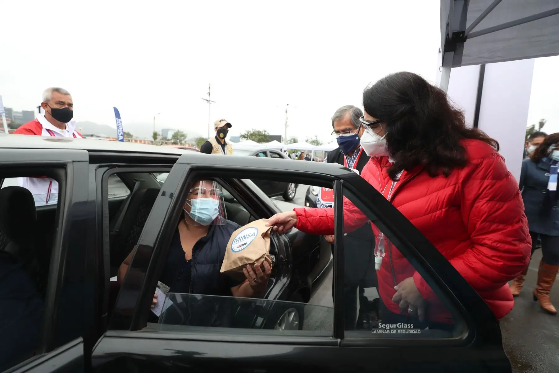 Presidenta del Consejo de Ministros, Violeta Bermúdez junto al Ministro de Salud, Óscar Ugarte, realizan recorrido por los vacunatorios en Lima y Callao a fin de supervisar la vacunación contra la covid -19
Foto: PCM