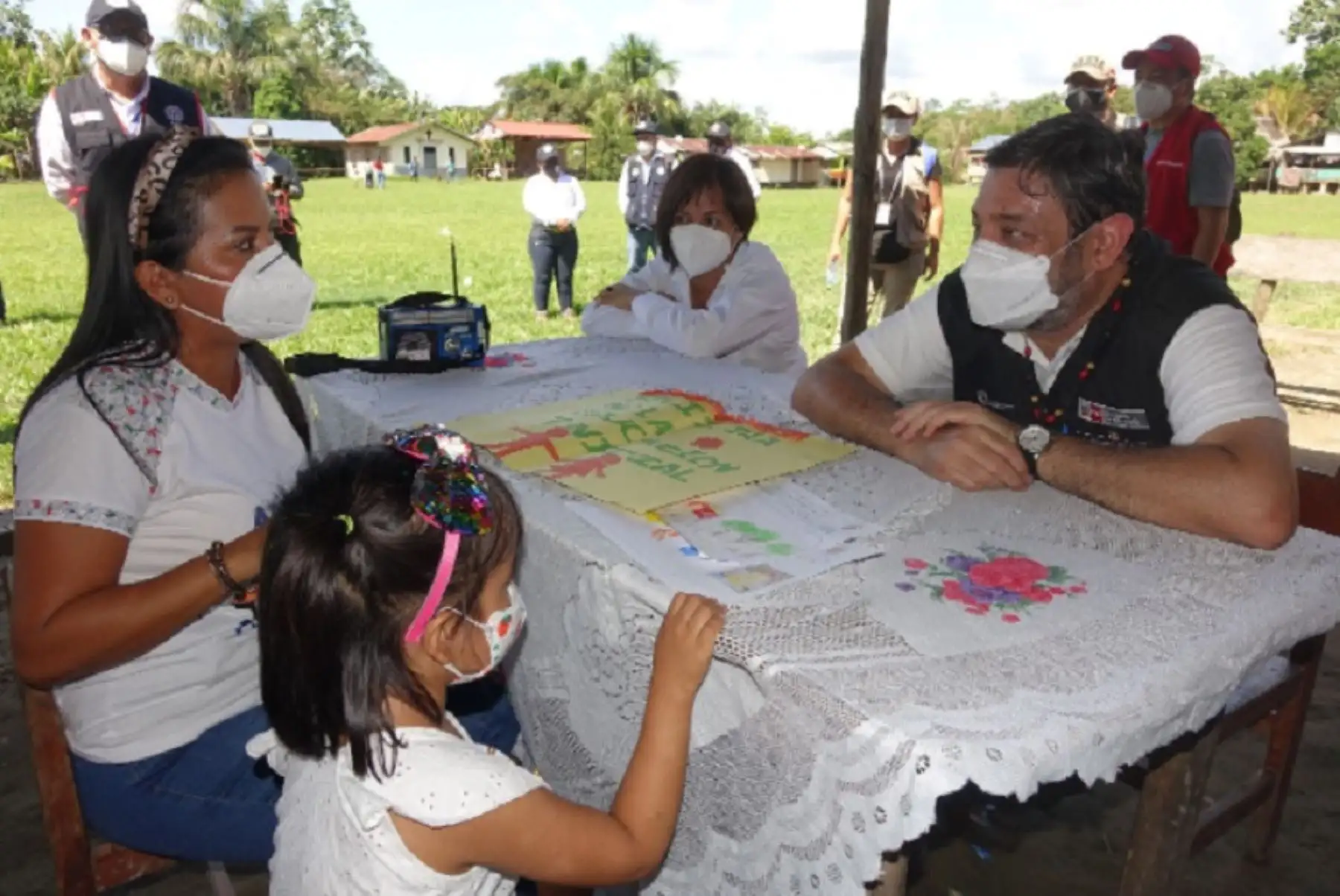 El ministro de Educación, Ricardo Cuenca, supervisó labores escolares semipresenciales en localidades rurales de la Amazonía. ANDINA/Difusión