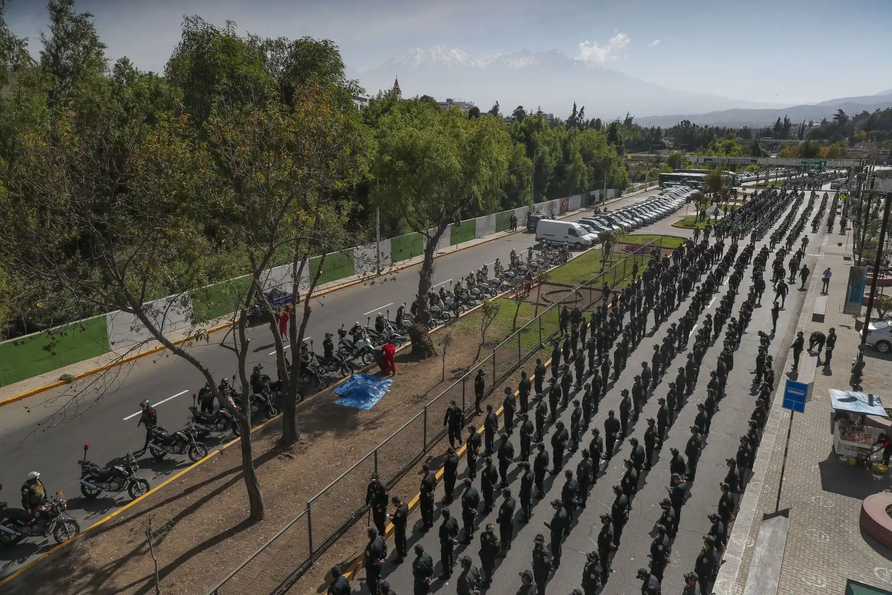Más de 4, 000 efectivos de la Policía Nacional vigilan la ciudad de Arequipa con motivo del debate presidencial de los candidatos Pedro Castillo y Keiko Fujimori.
Foto: ANDINA/Andrés Valle