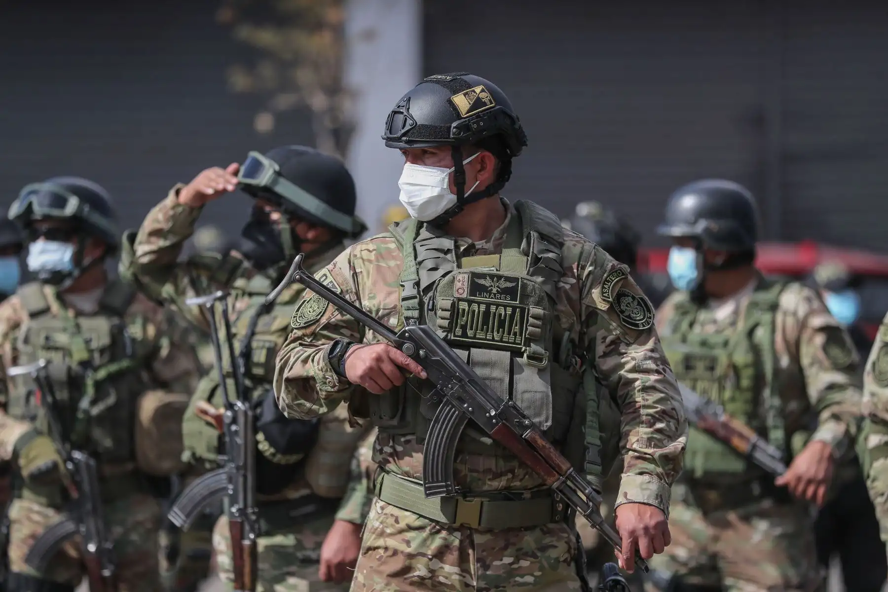 Más de 4, 000 efectivos de la Policía Nacional vigilan la ciudad de Arequipa con motivo del debate presidencial de los candidatos Pedro Castillo y Keiko Fujimori.
Foto: ANDINA/Andrés Valle