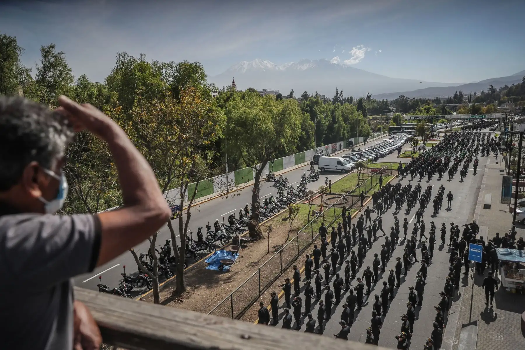 Más de 4, 000 efectivos de la Policía Nacional vigilan la ciudad de Arequipa con motivo del debate presidencial de los candidatos Pedro Castillo y Keiko Fujimori.
Foto: ANDINA/Andrés Valle