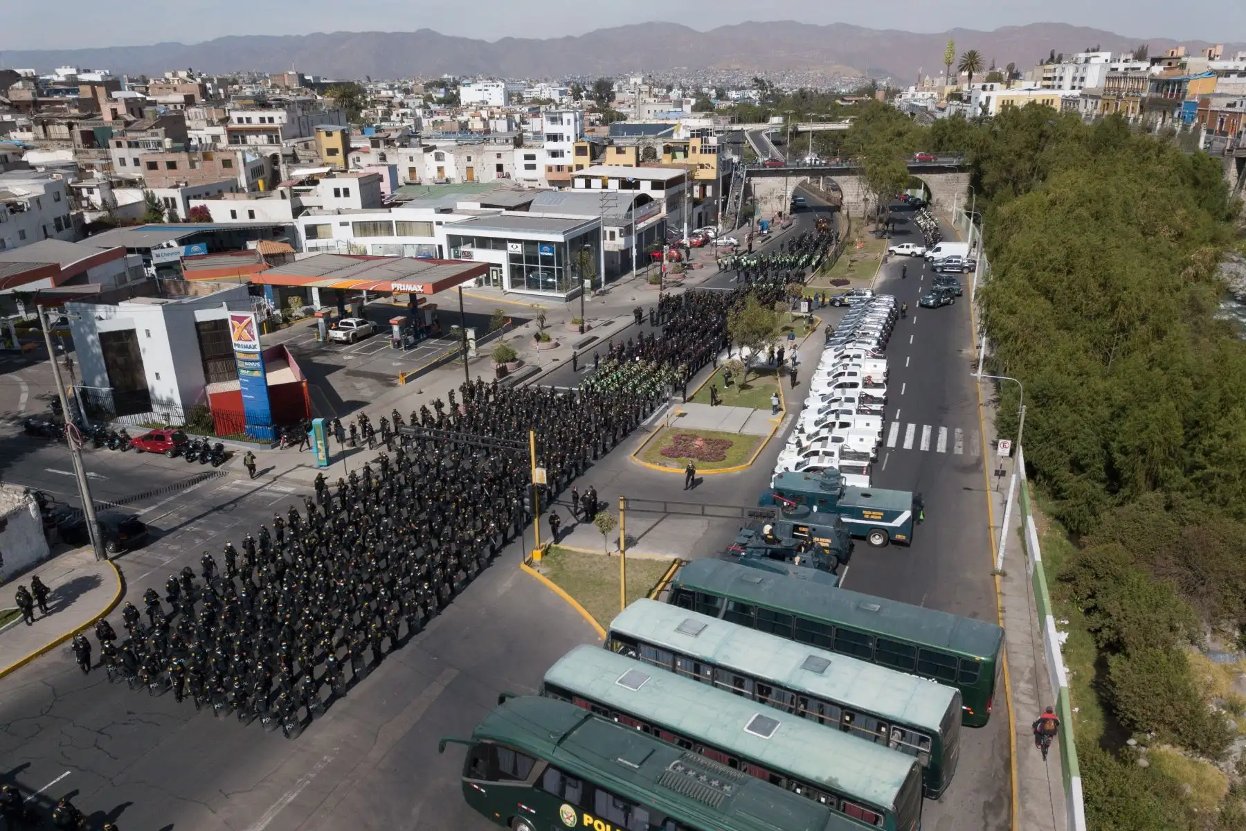 Más de 4, 000 efectivos de la Policía Nacional vigilan la ciudad de Arequipa con motivo del debate presidencial de los candidatos Pedro Castillo y Keiko Fujimori.
Foto: ANDINA/Jhonel Rodríguez Robles